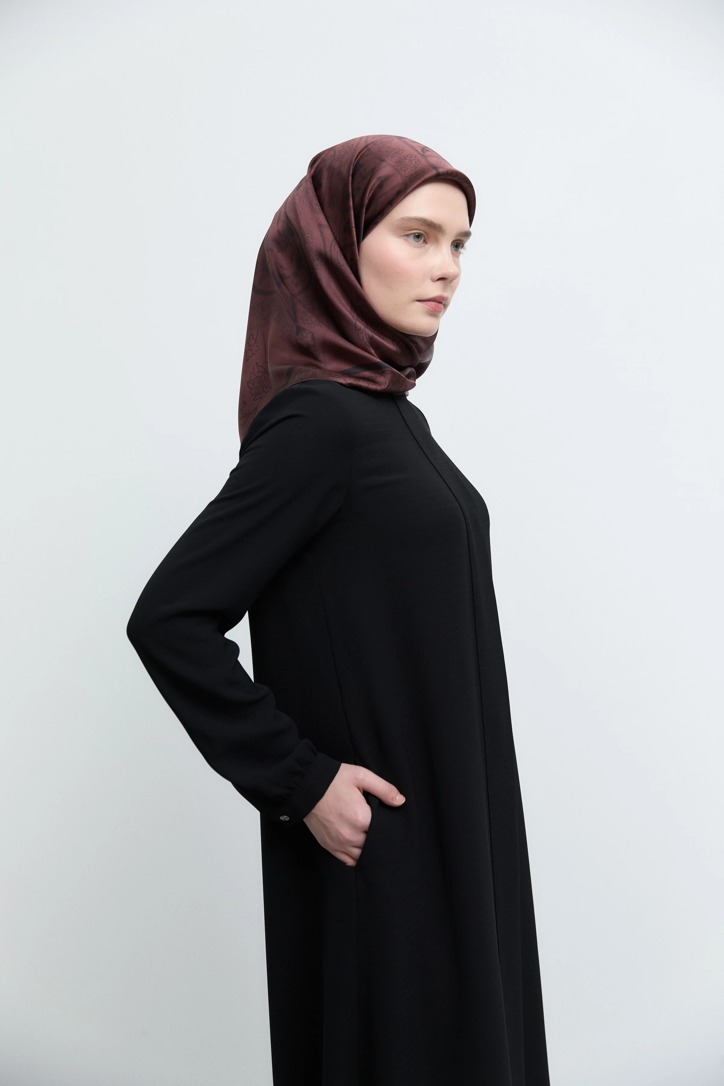 Abaya à col rond avec patte de boutonnage cachée - Noir - Image 3