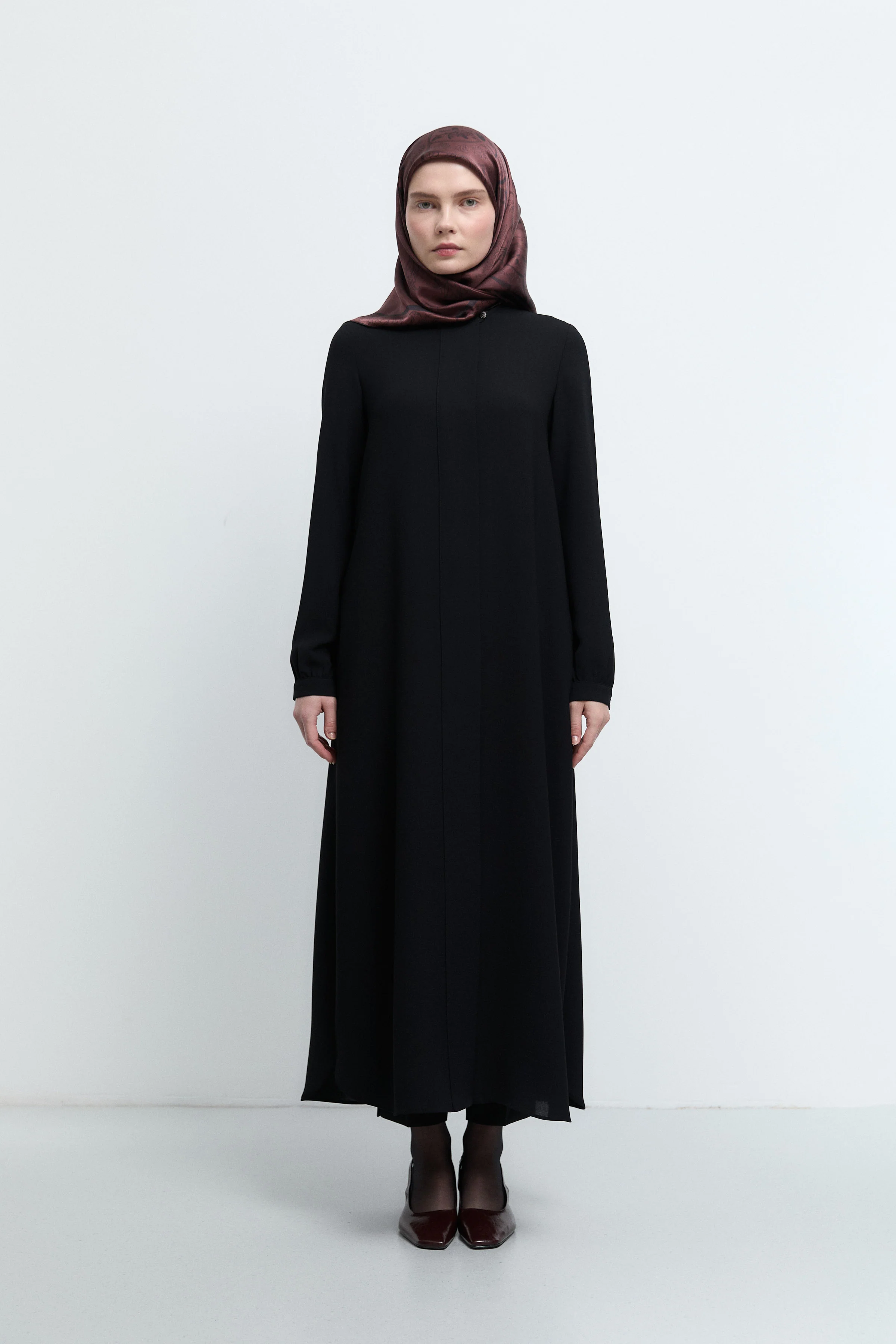 Abaya à col rond avec patte de boutonnage cachée - Noir - Image 4