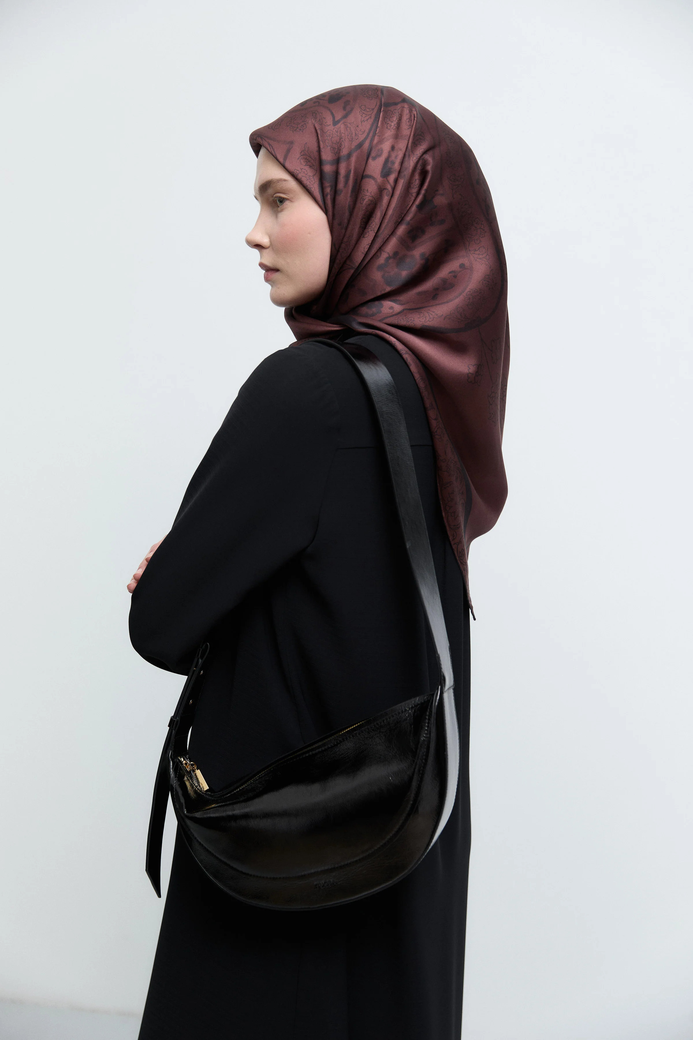 Abaya à col rond avec patte de boutonnage cachée - Noir - Image 5