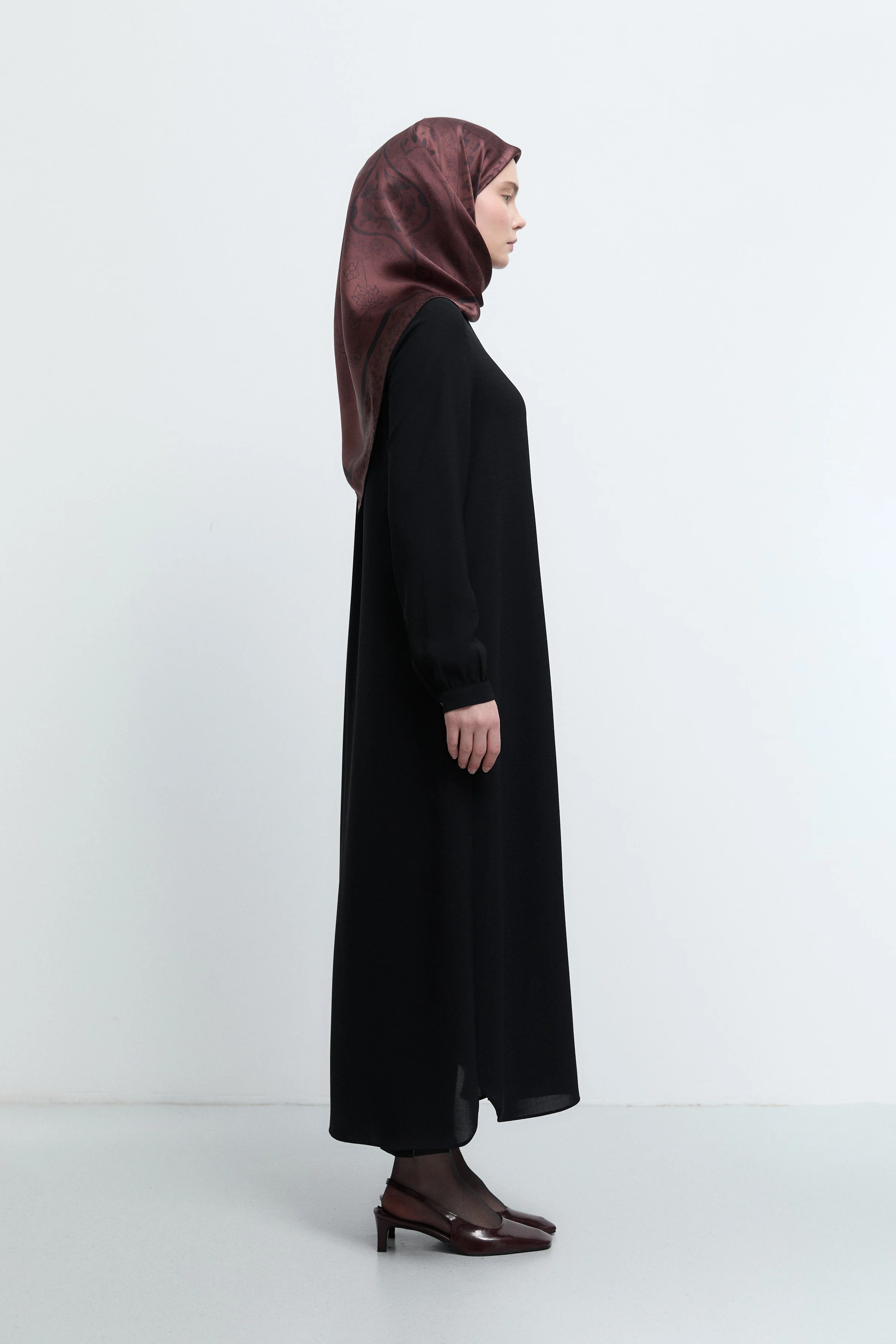 Abaya à col rond avec patte de boutonnage cachée - Noir - Image 6