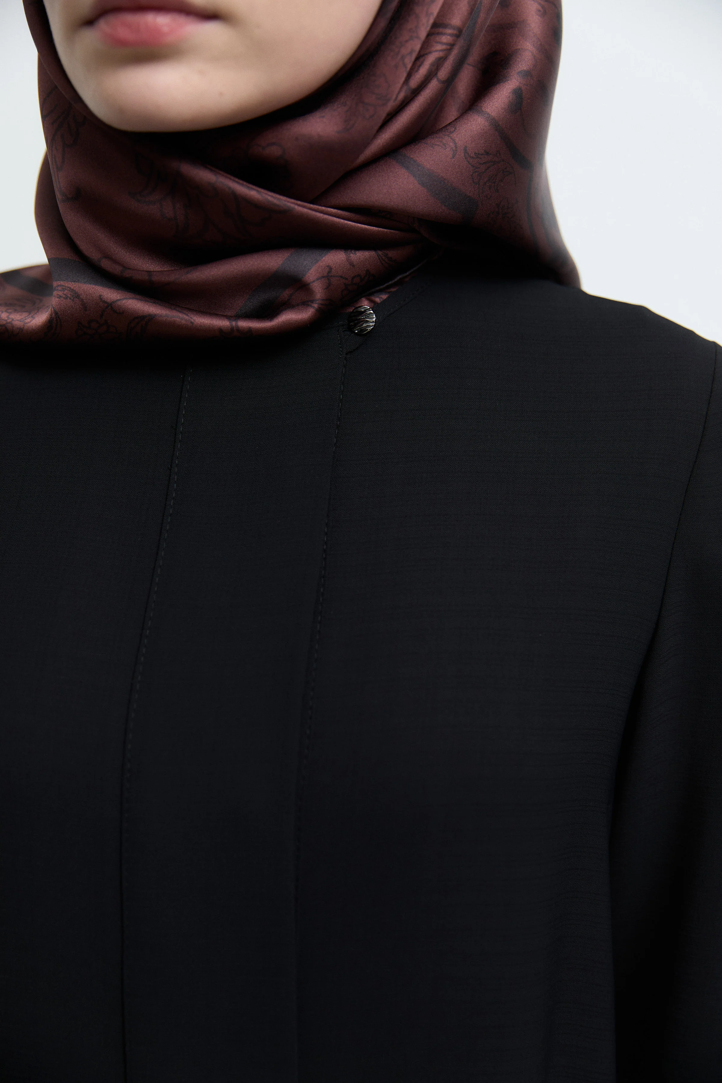Abaya à col rond avec patte de boutonnage cachée - Noir - Image 7