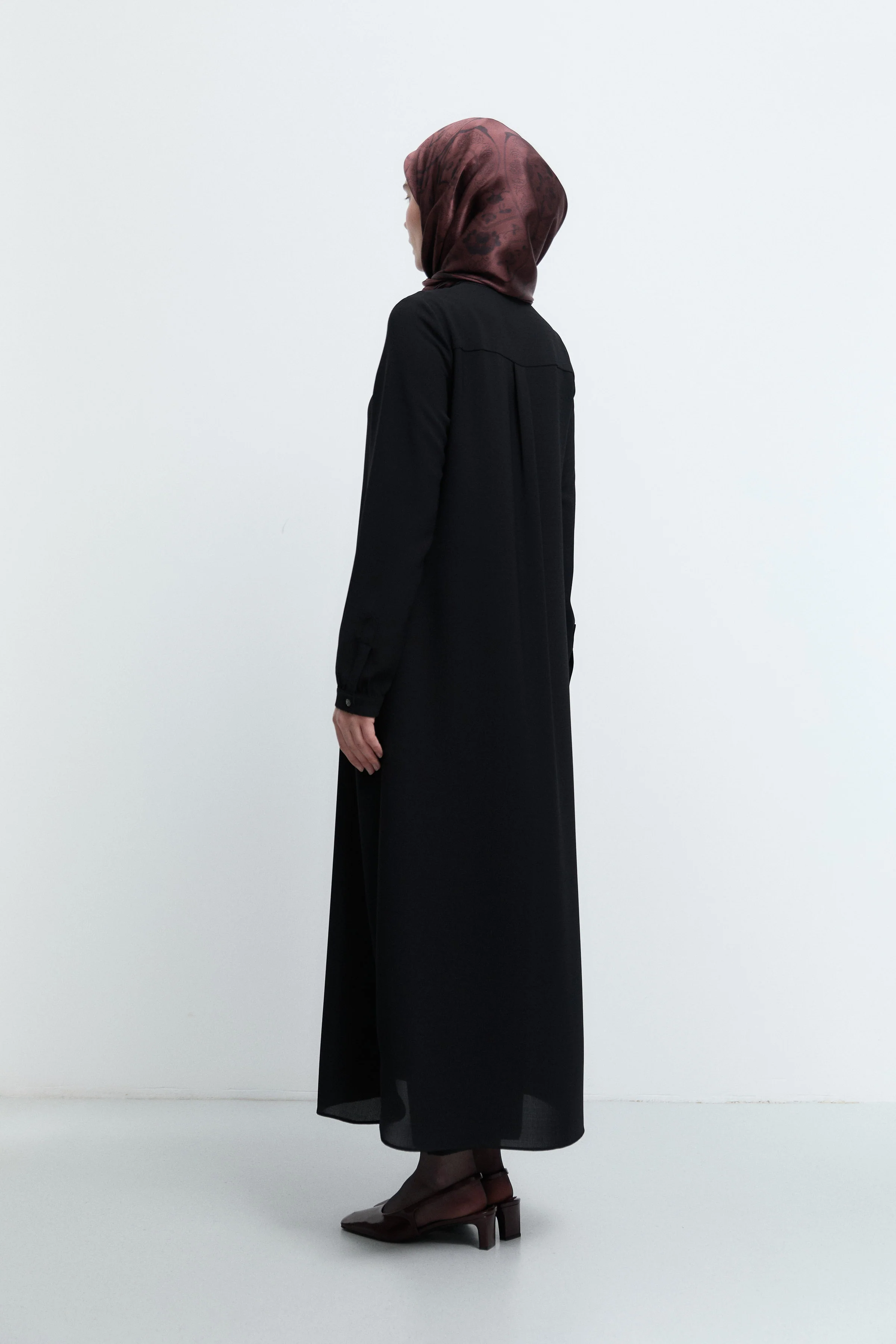Abaya à col rond avec patte de boutonnage cachée - Noir - Image 8