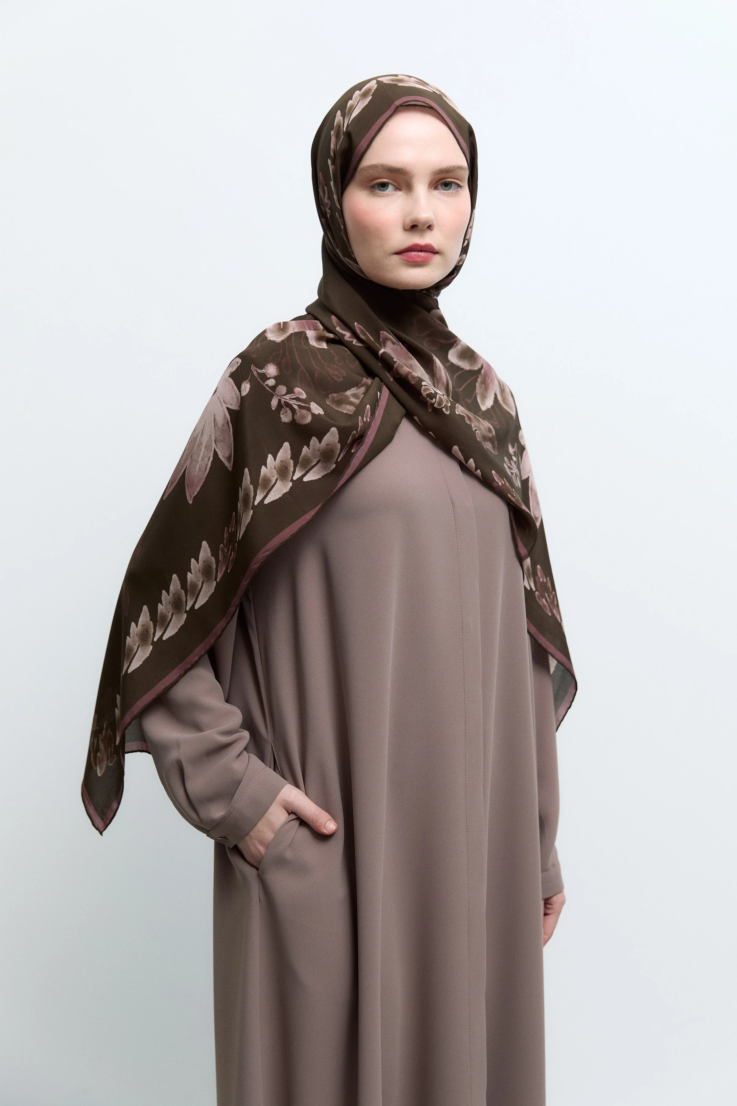 Abaya à patte de boutonnage cachée - Taupe - Image 4