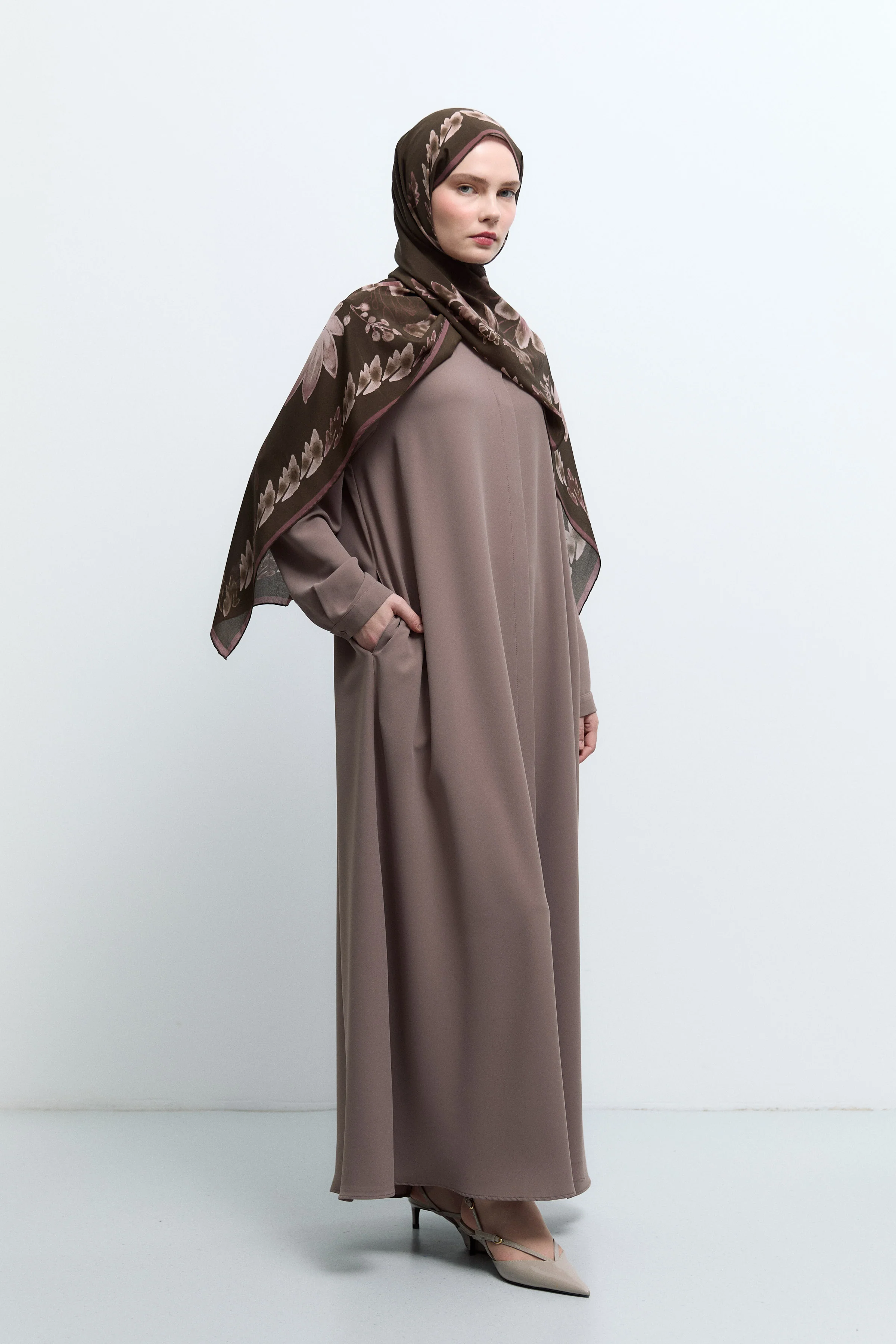 Abaya à patte de boutonnage cachée - Taupe - Image 5