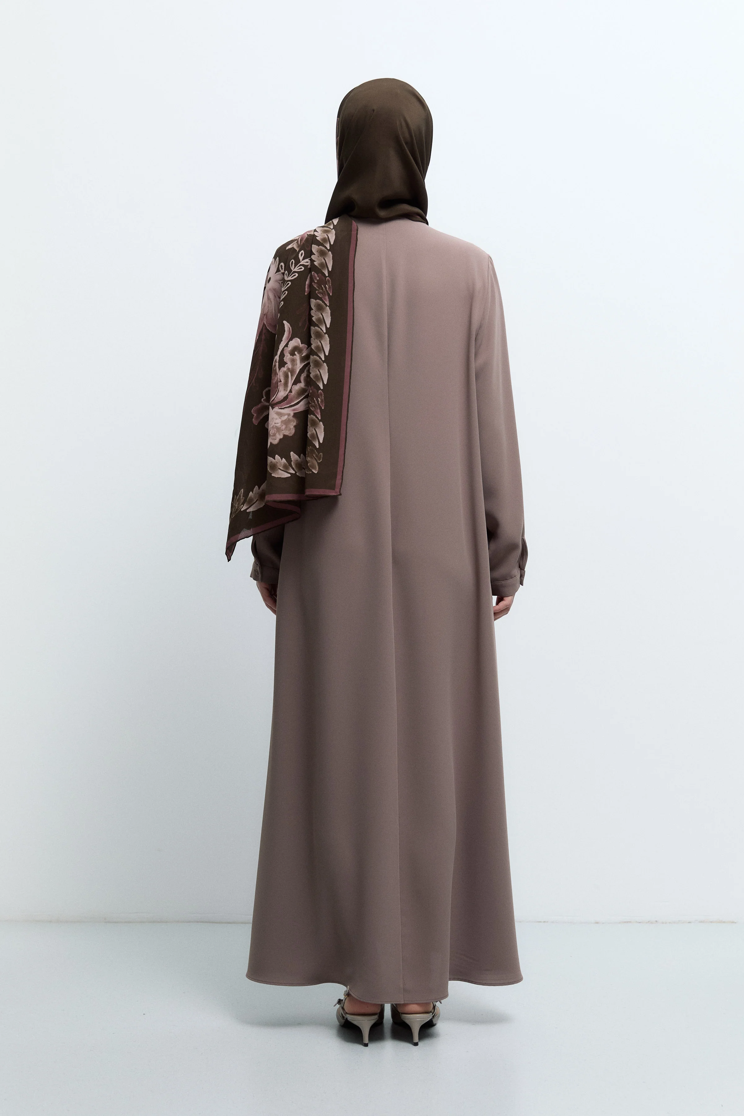 Abaya à patte de boutonnage cachée - Taupe - Image 7
