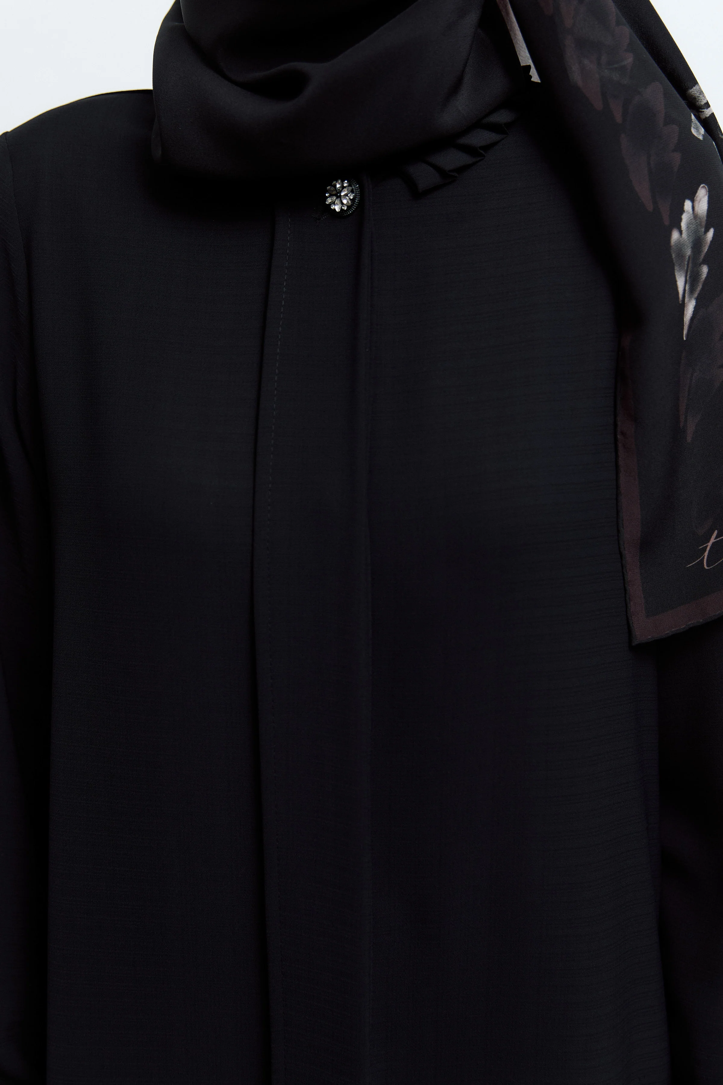 Abaya avec détails plissés à double couche sur le col et les poignets - Noir - Image 3