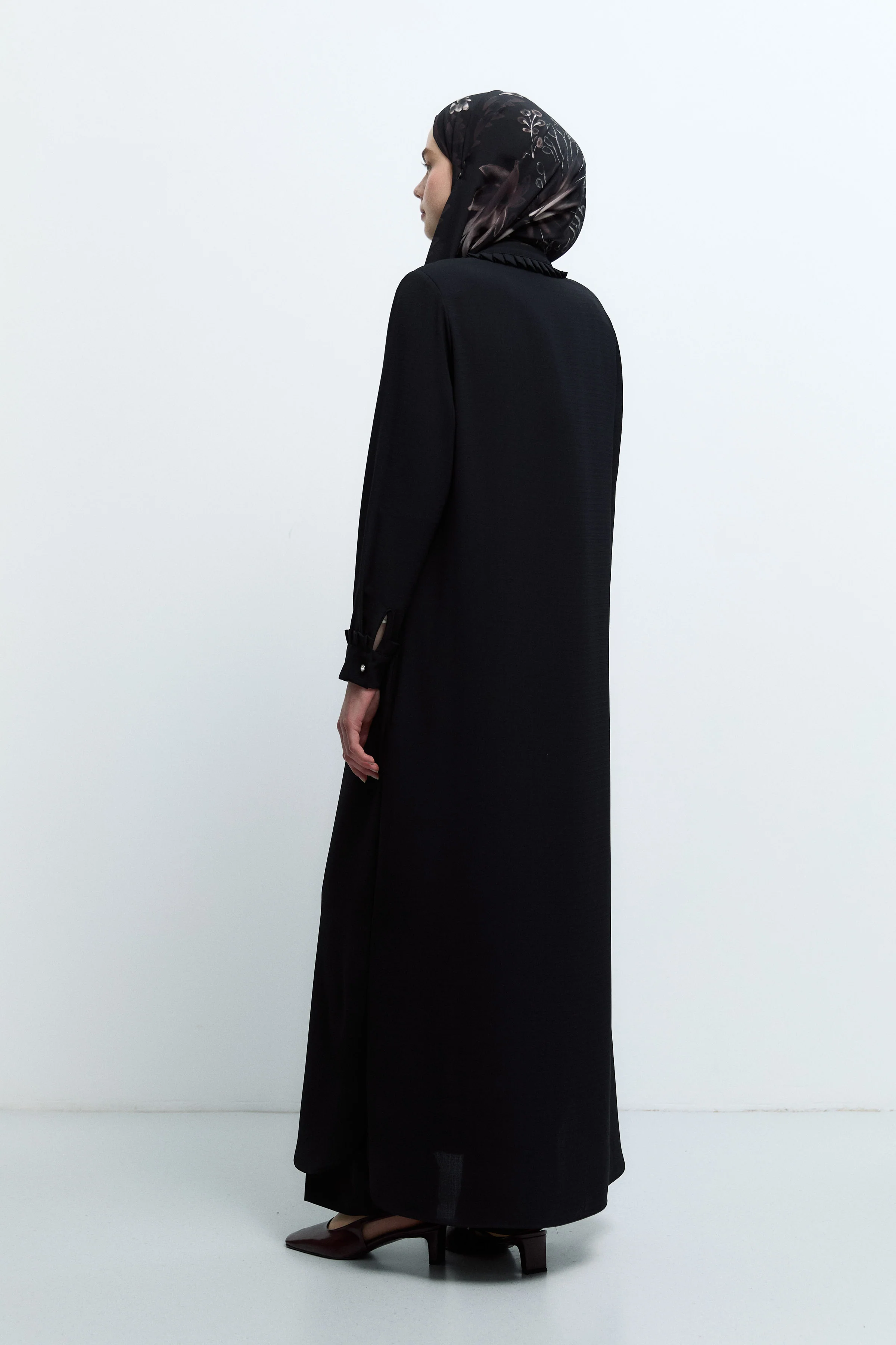 Abaya avec détails plissés à double couche sur le col et les poignets - Noir - Image 4