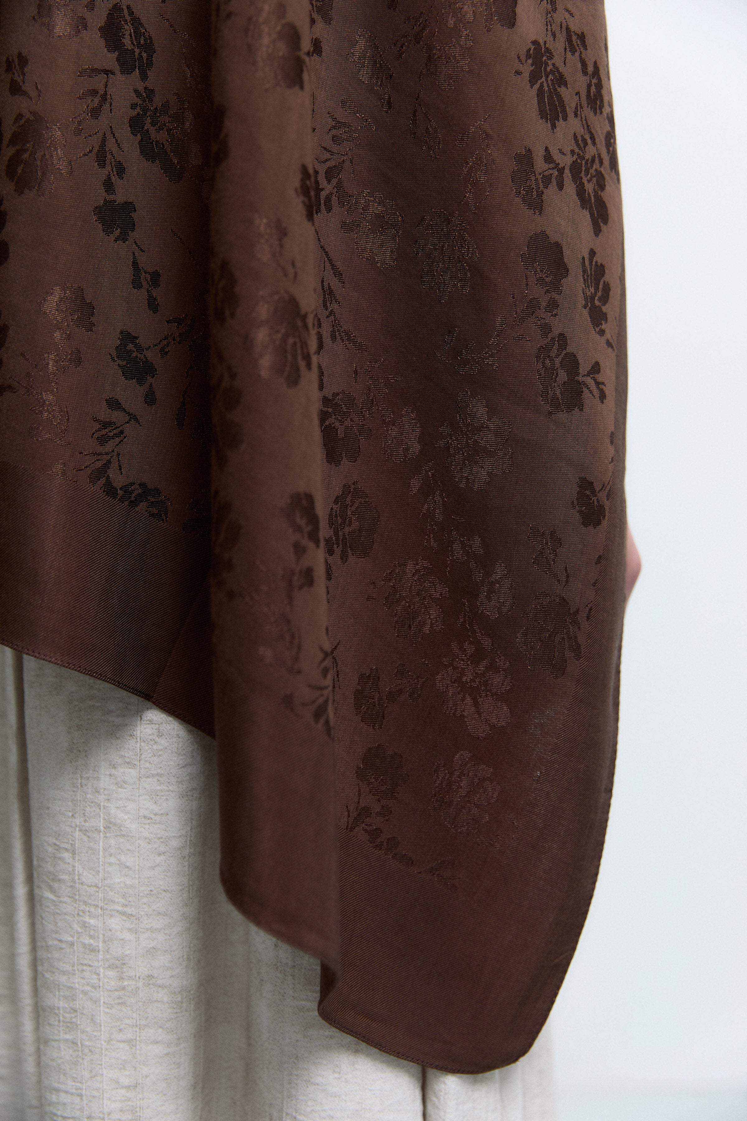 Châle Bera en jacquard naturel - Café - Image 6