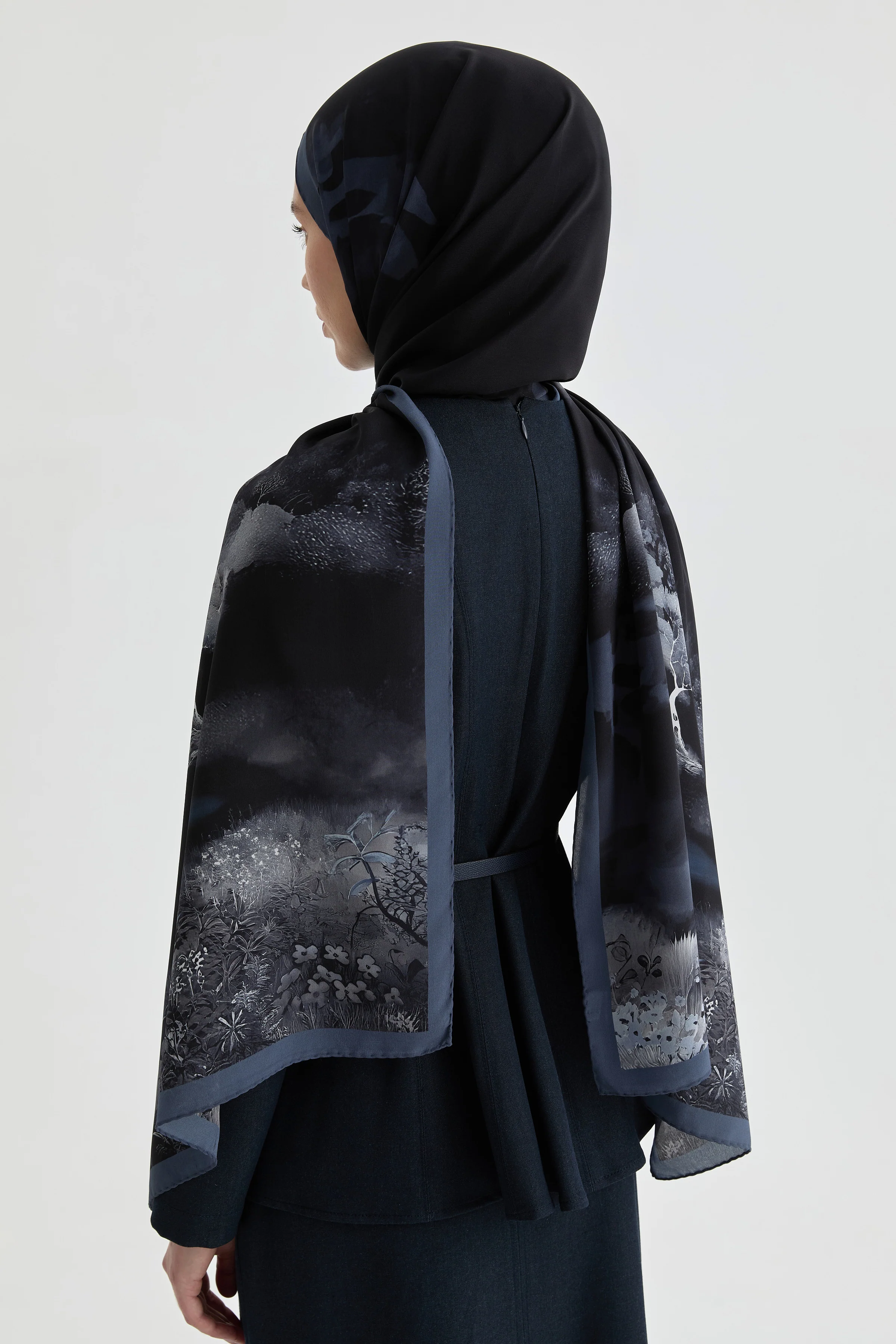 Châle en crêpe de soie Maren - Bleu aviateur - Image 5