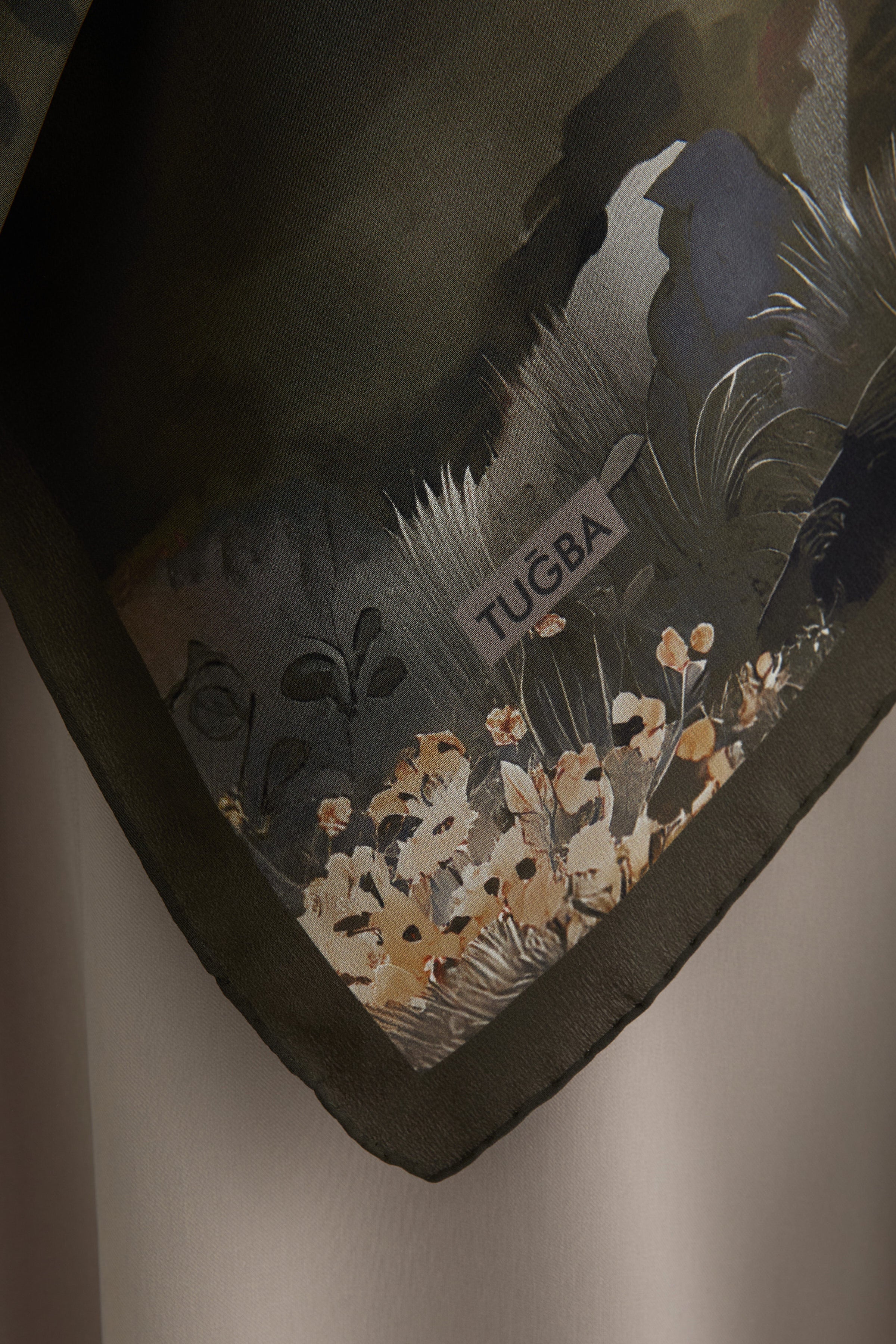 Châle en crêpe de soie Maren - Kaki - Image 4