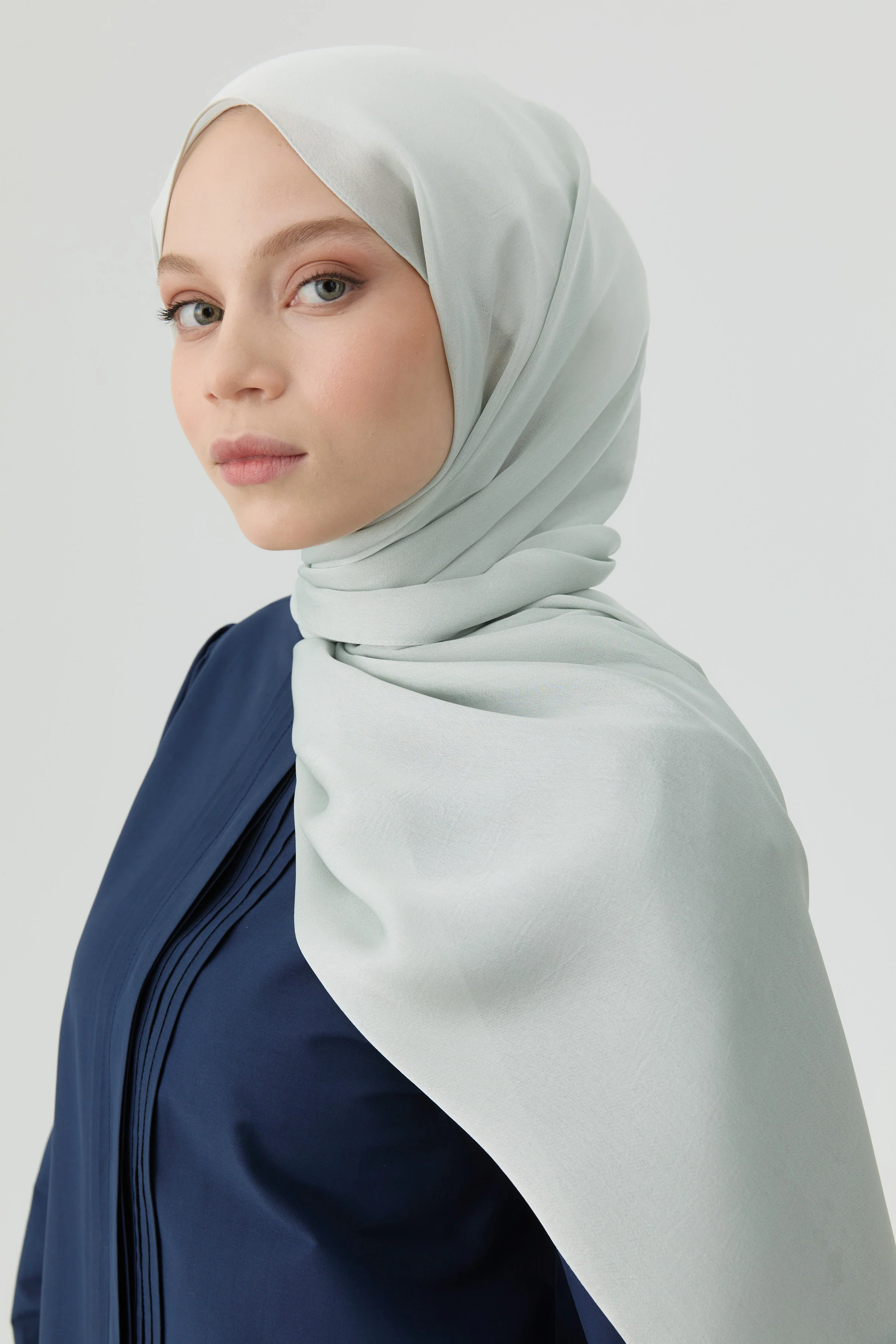 Châle en satin uni - Gris - Image 3