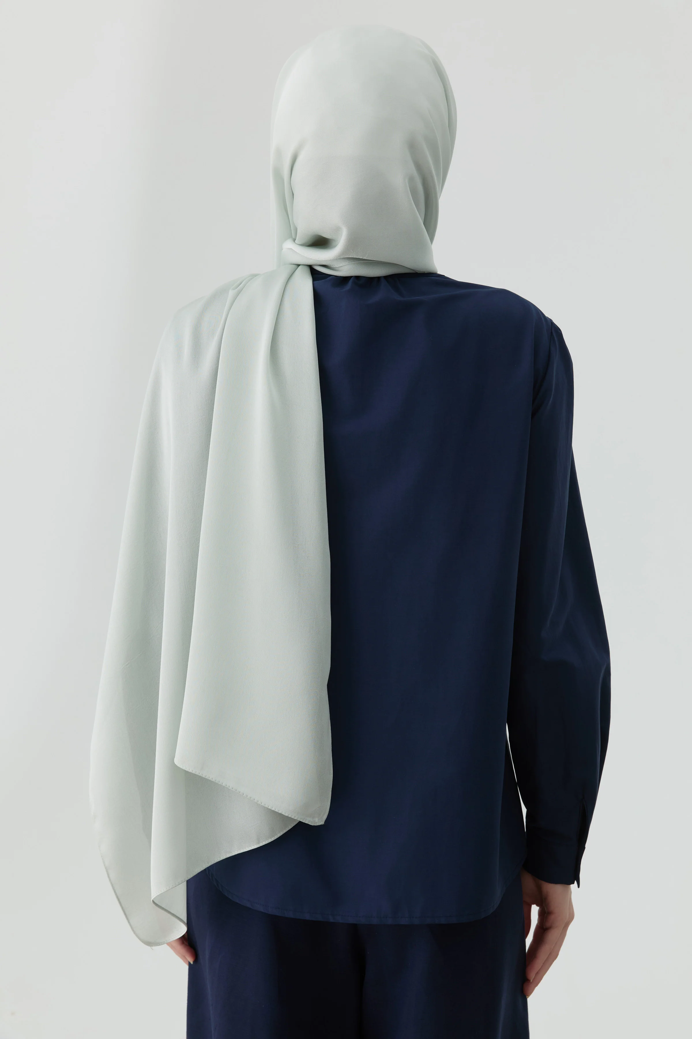 Châle en satin uni - Gris - Image 4