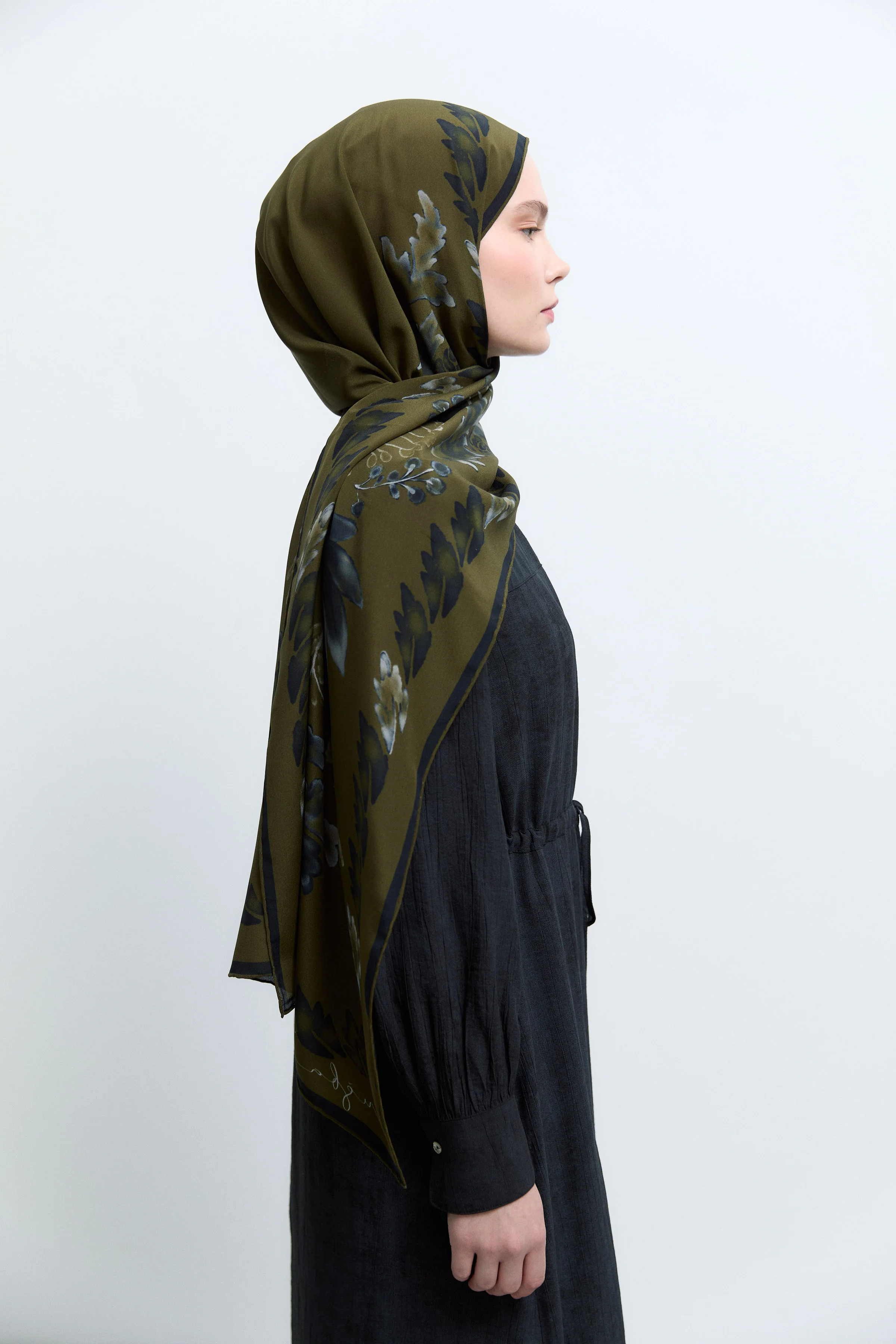 Châle en soie crêpe Nev - Olive - Image 3