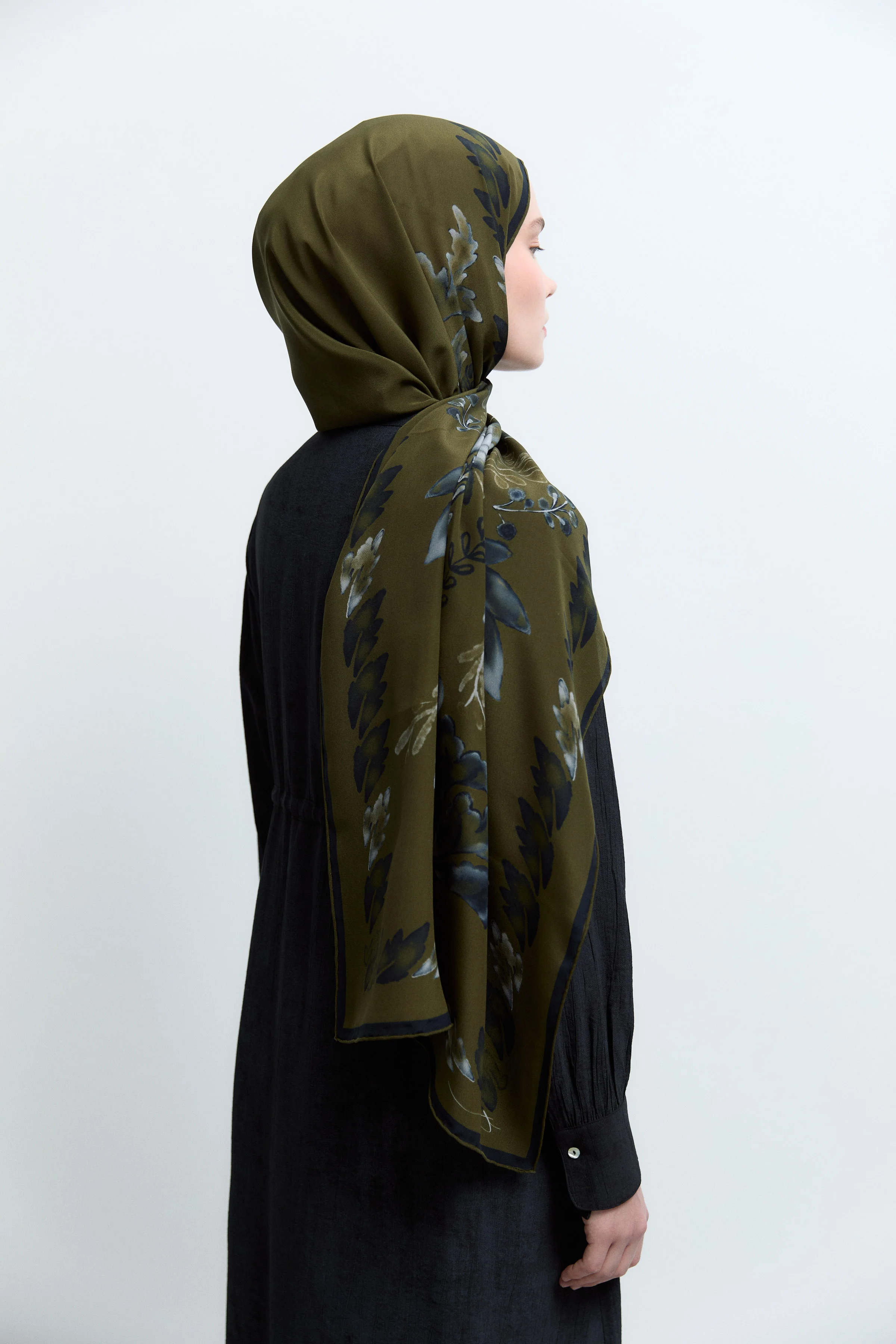 Châle en soie crêpe Nev - Olive - Image 4
