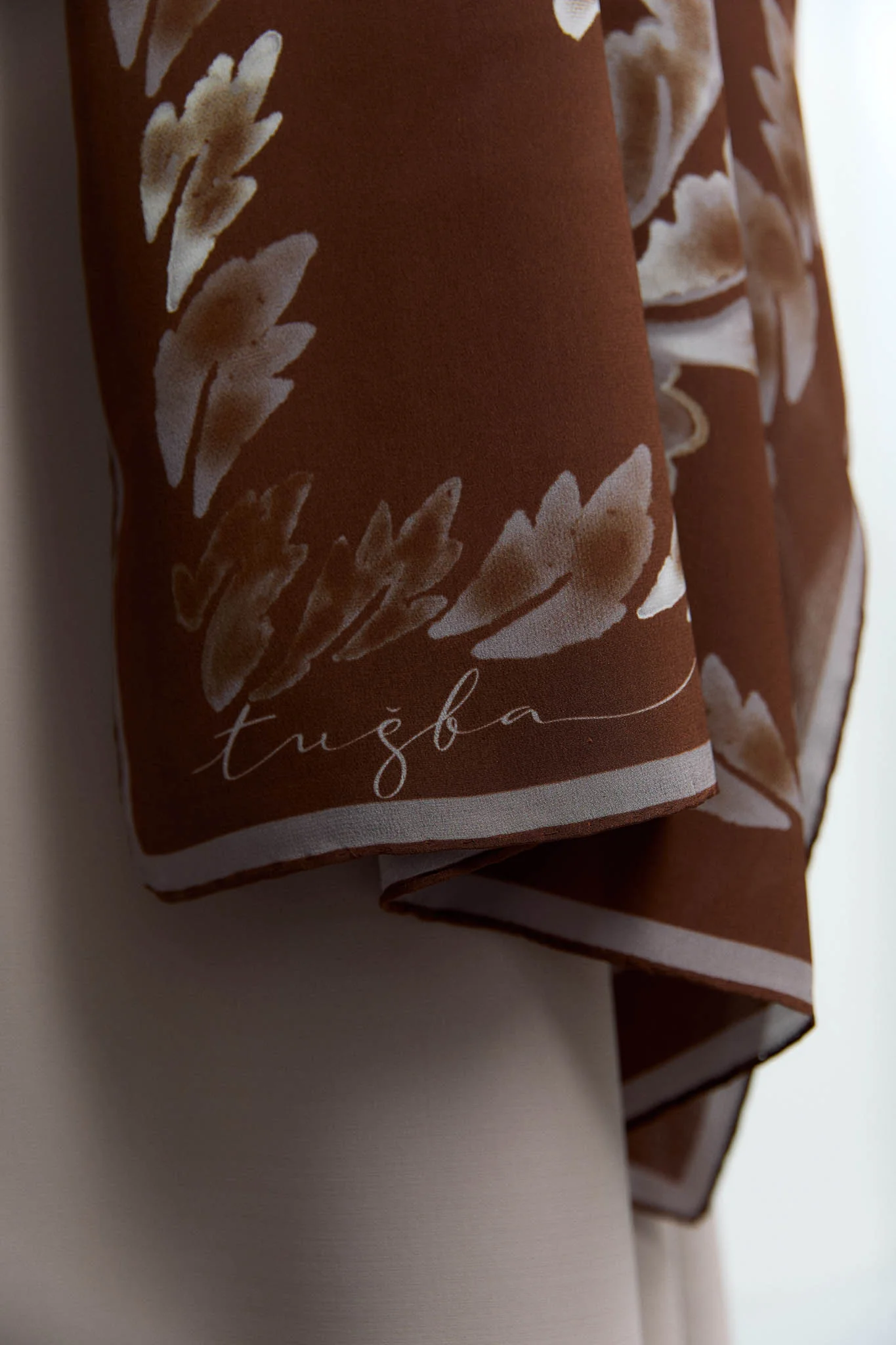 Châle en soie crêpe Nev - Terre d'ombre - Image 7