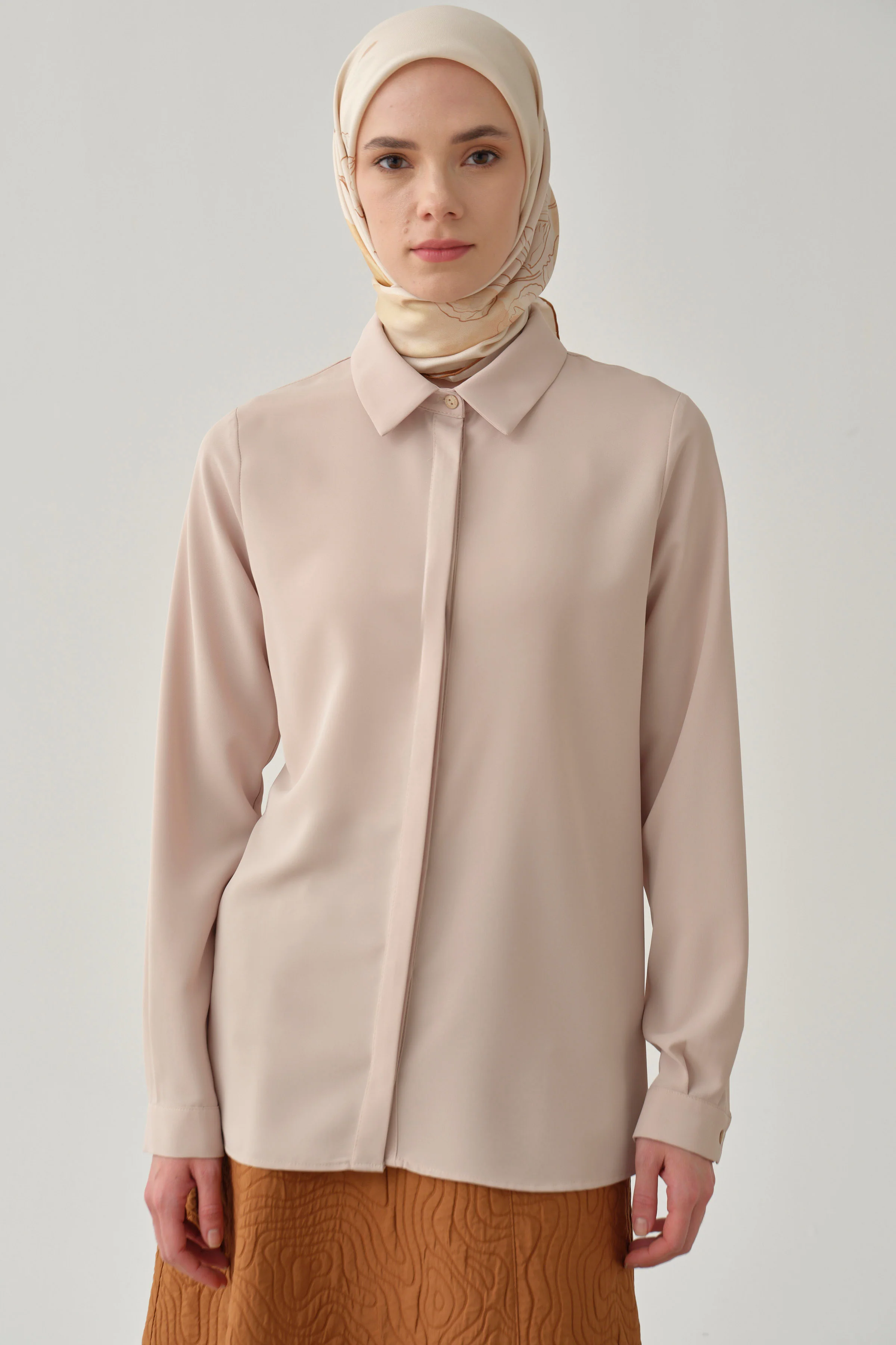 Chemise basique à patte de boutonnage cachée - Beige - Image 3