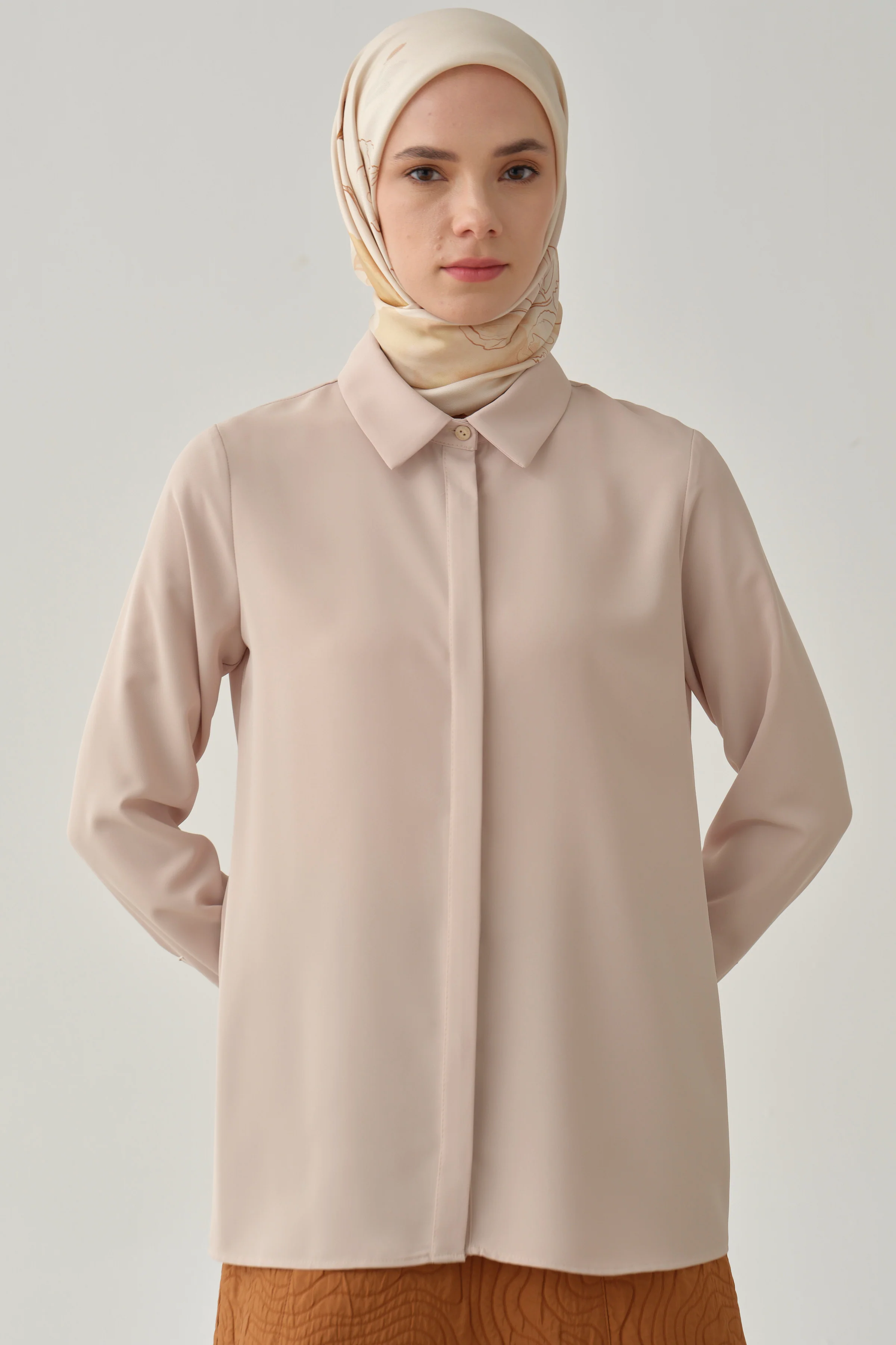 Chemise basique à patte de boutonnage cachée - Beige - Image 4