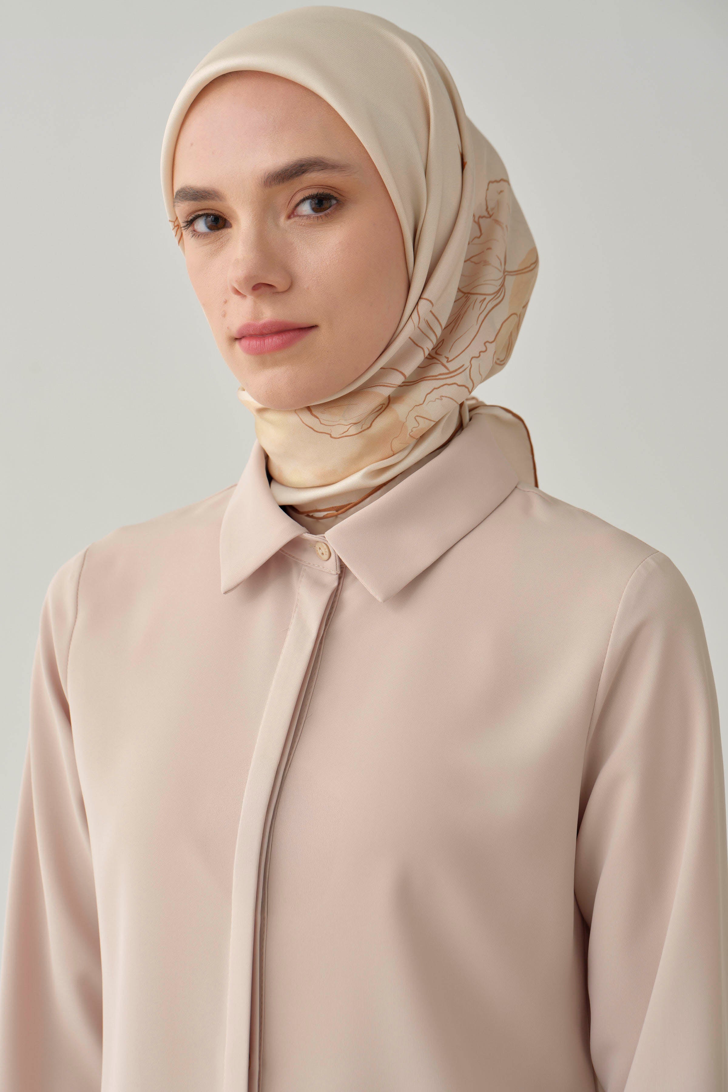 Chemise basique à patte de boutonnage cachée - Beige - Image 5