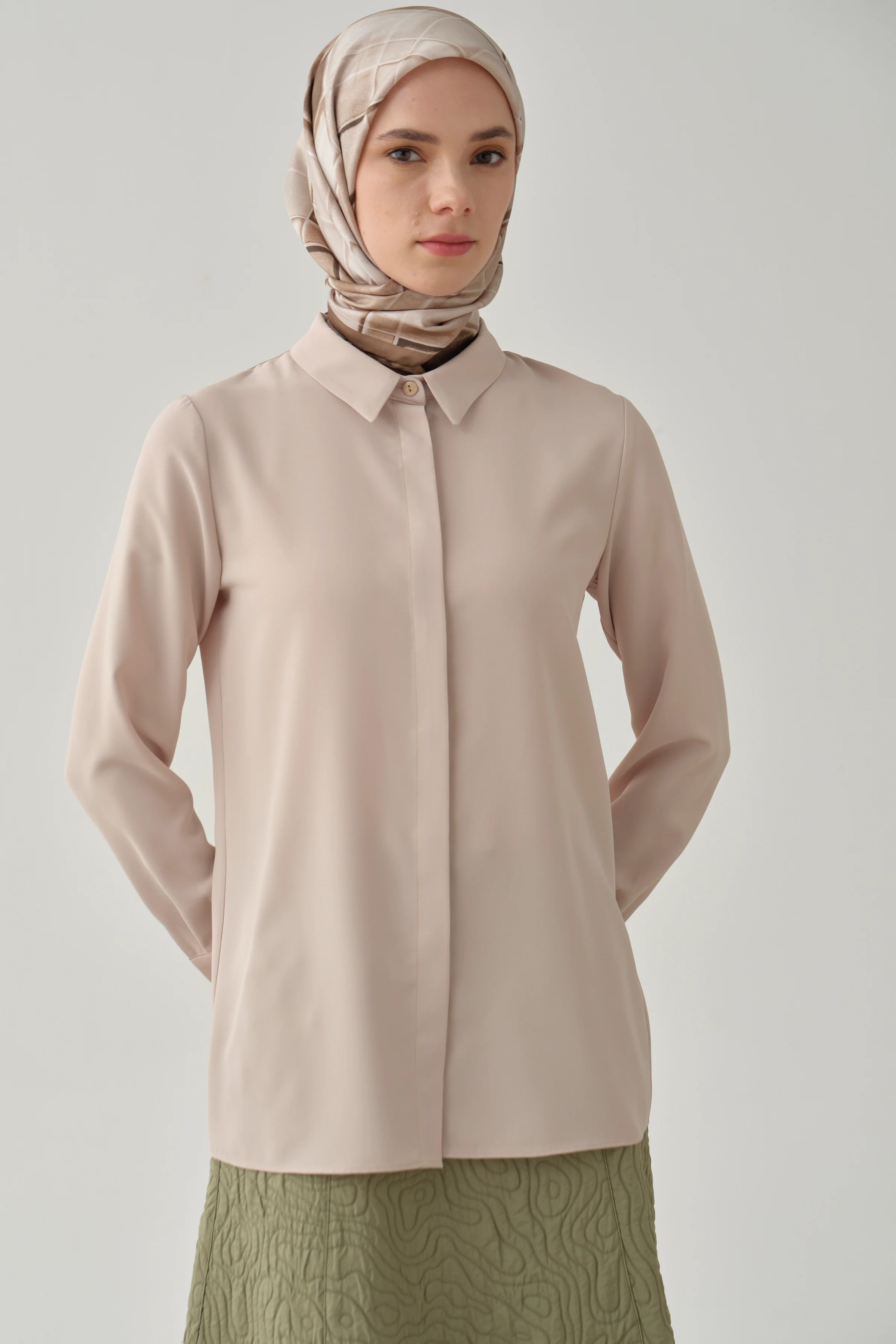 Chemise basique à patte de boutonnage cachée - Beige - Image 3