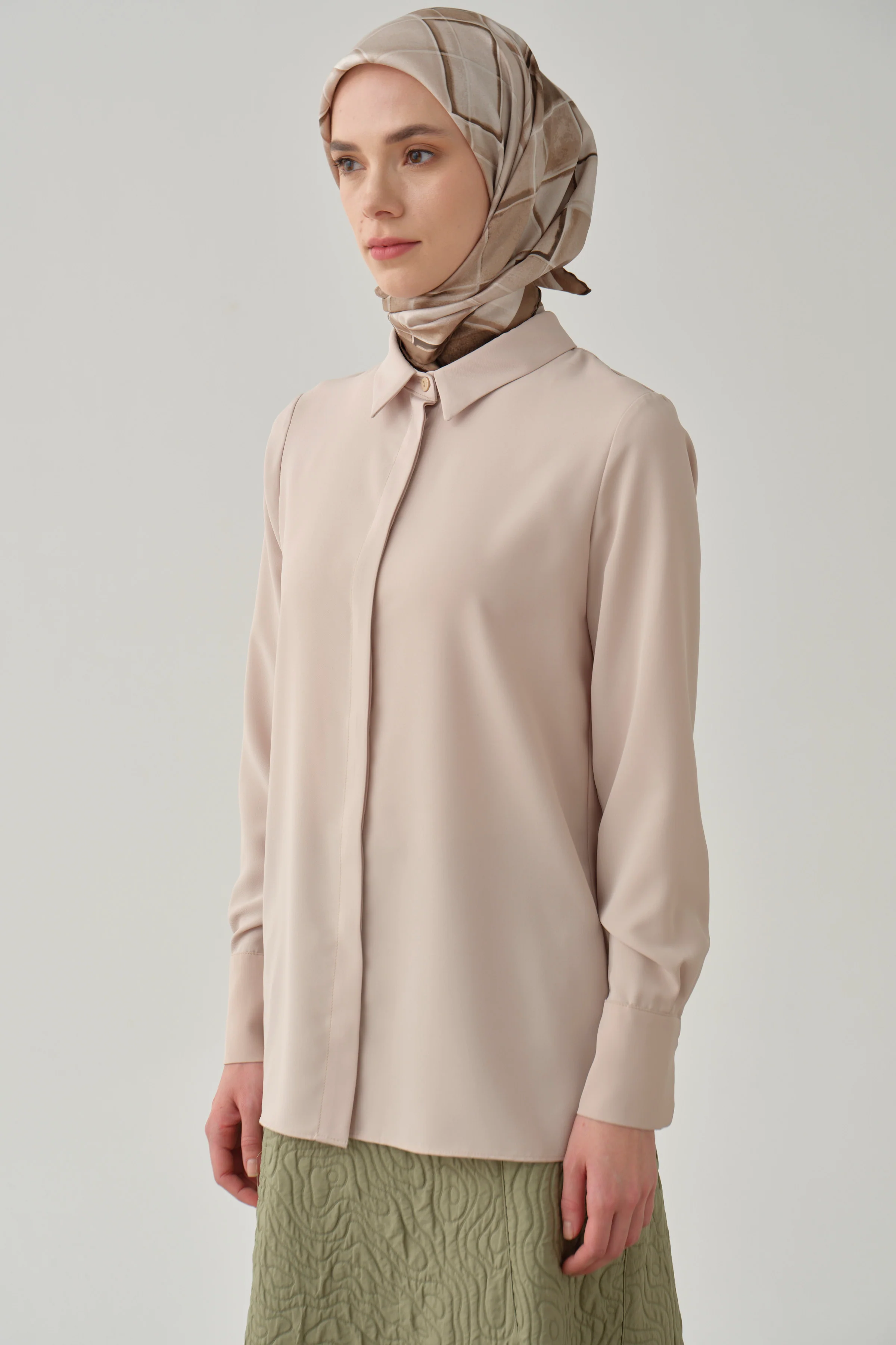 Chemise basique à patte de boutonnage cachée - Beige - Image 4