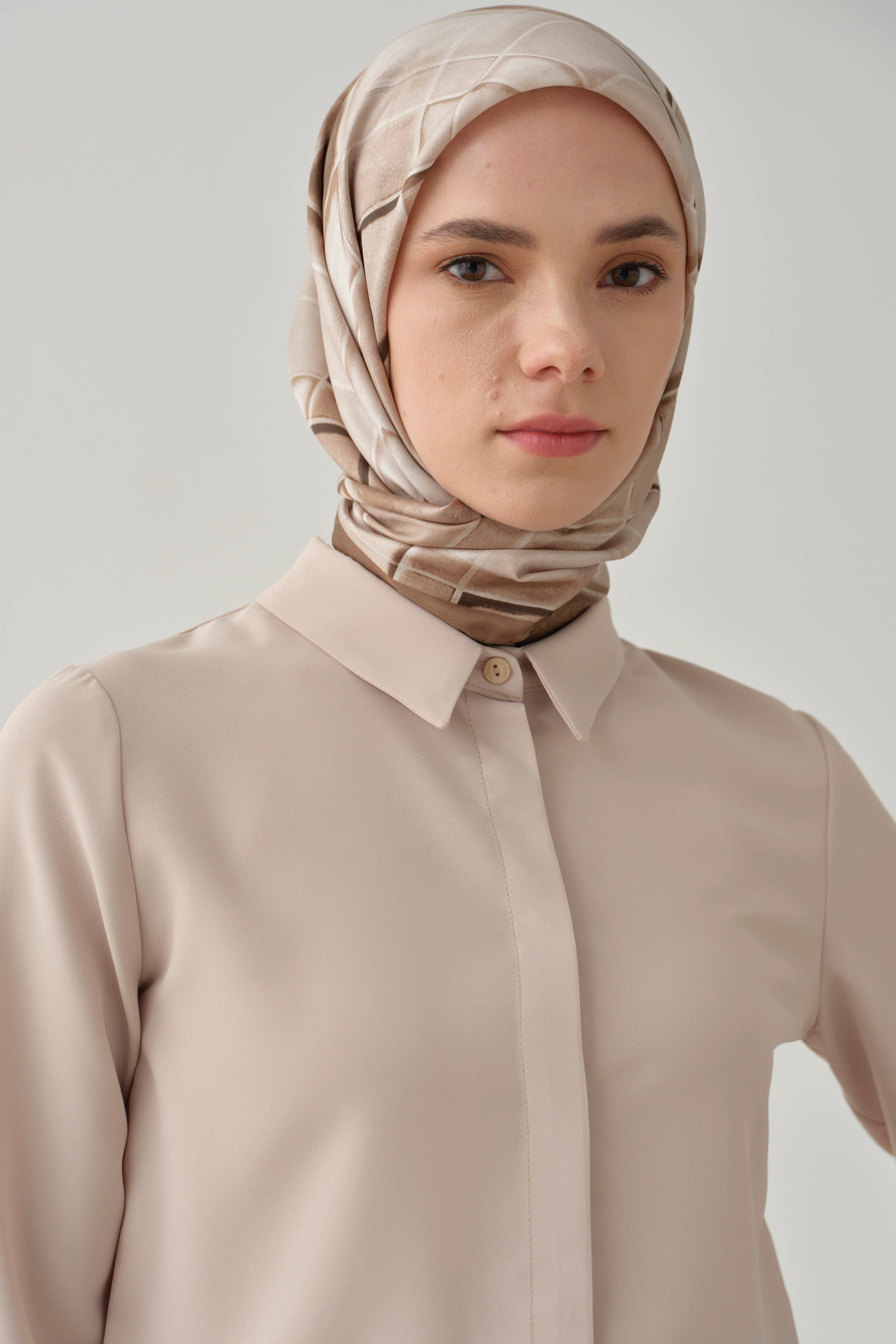 Chemise basique à patte de boutonnage cachée - Beige - Image 5