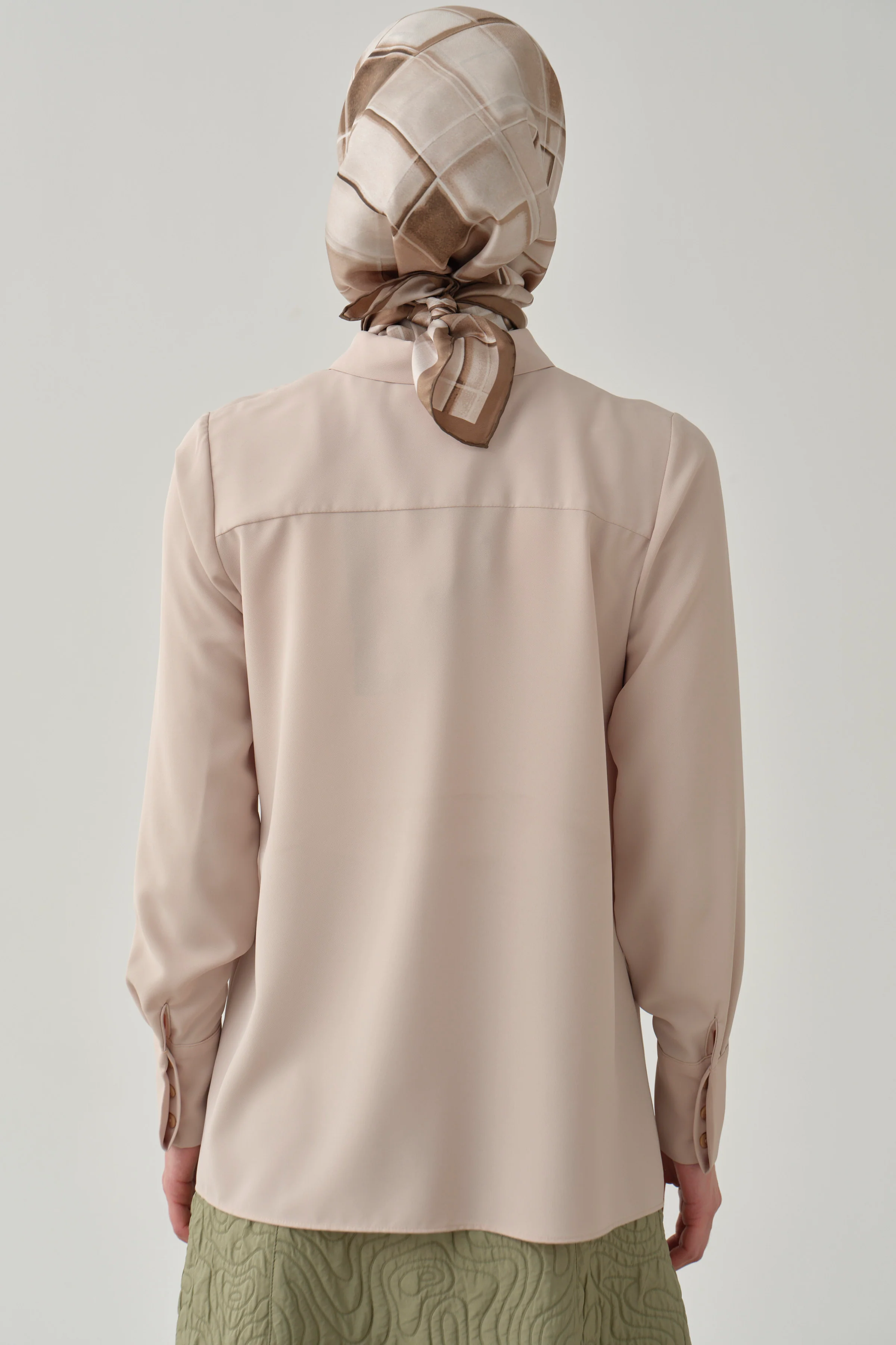 Chemise basique à patte de boutonnage cachée - Beige - Image 6