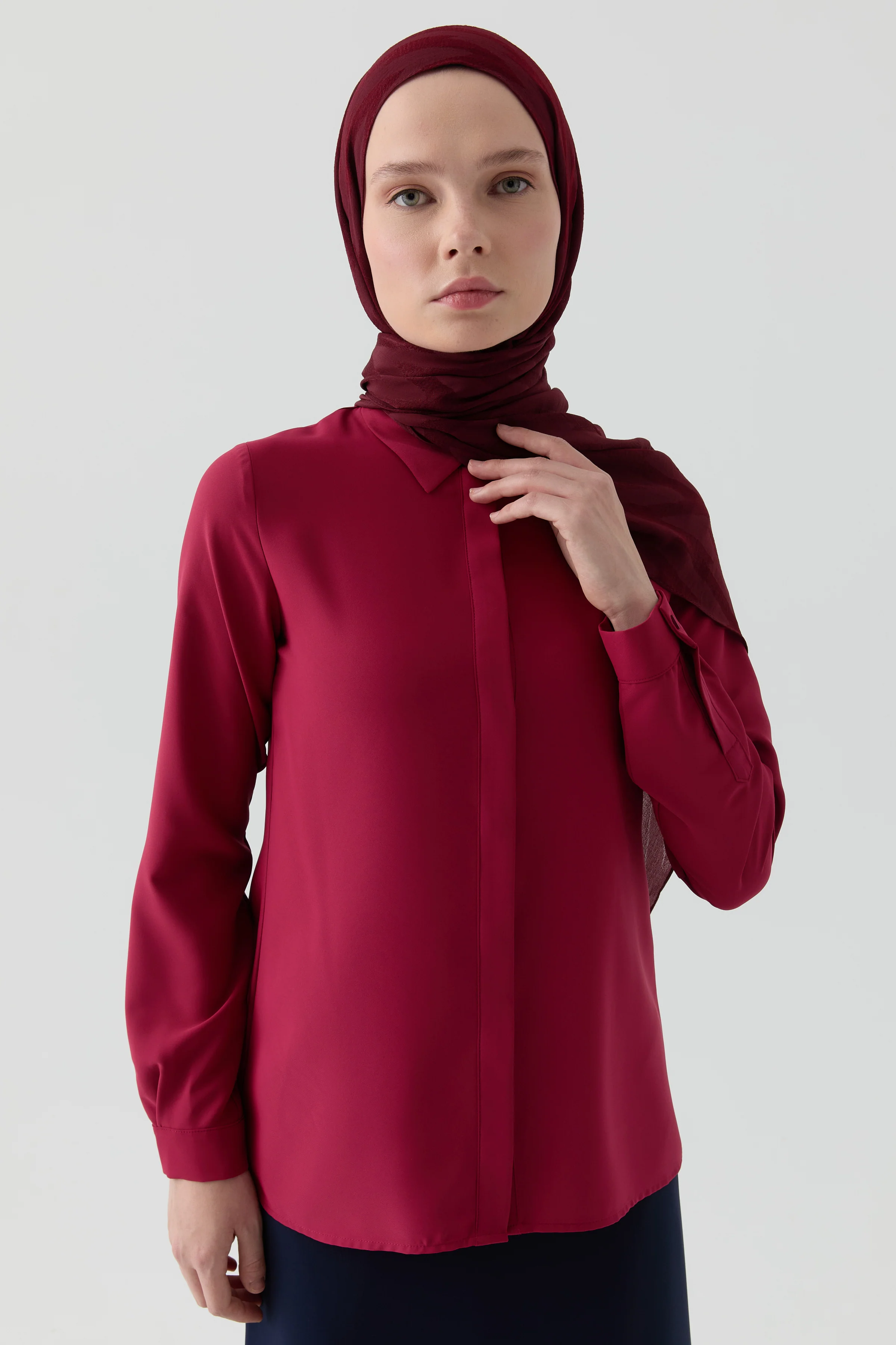 Chemise basique à patte de boutonnage cachée - Cerise rouge - Image 3