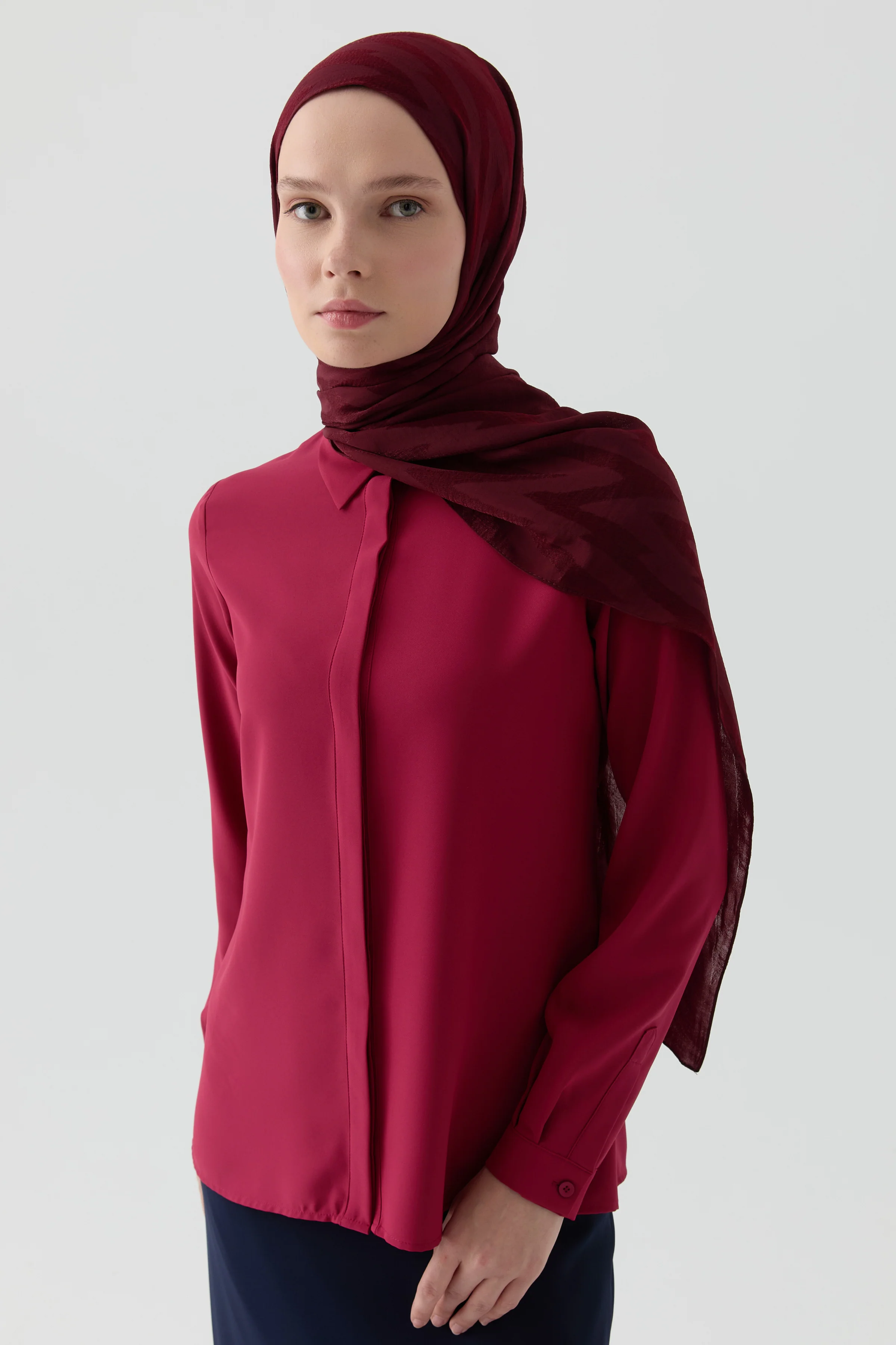 Chemise basique à patte de boutonnage cachée - Cerise rouge - Image 4