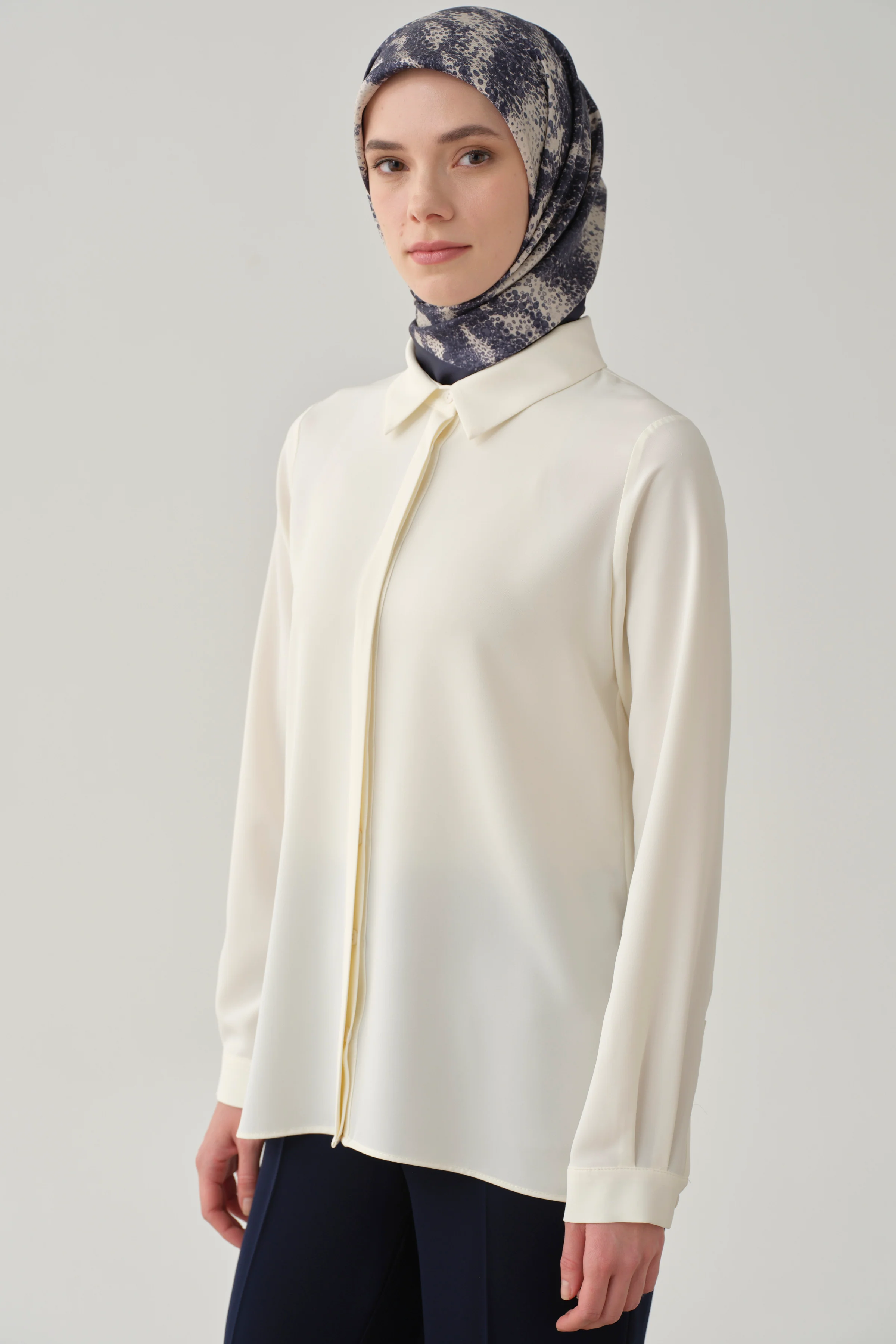 Chemise basique à patte de boutonnage cachée - Écru - Image 3