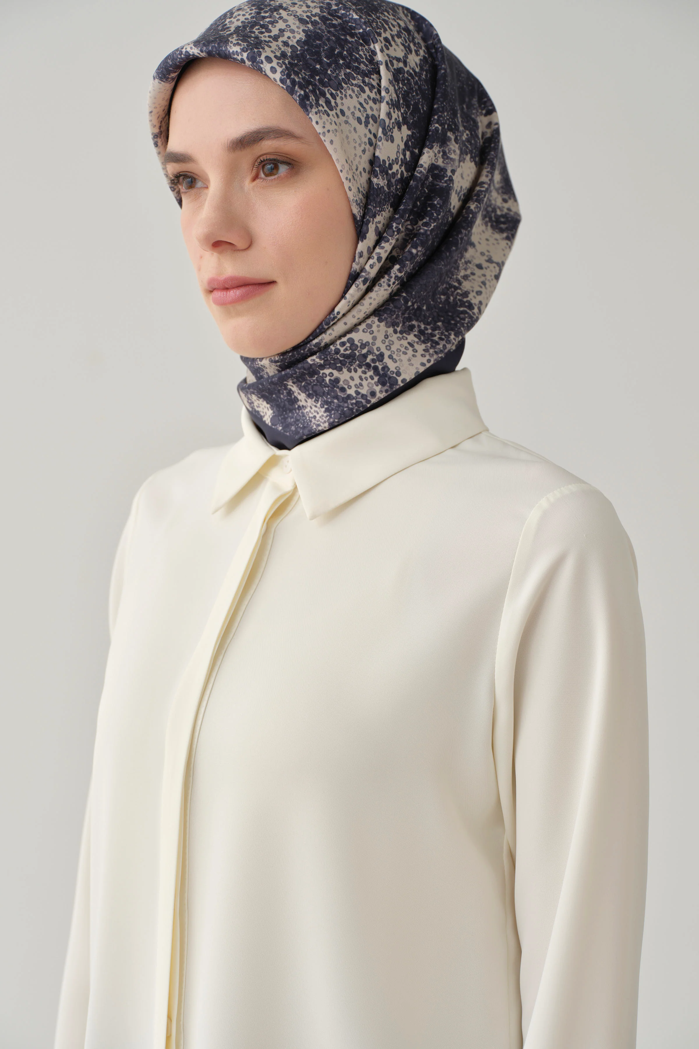 Chemise basique à patte de boutonnage cachée - Écru - Image 4