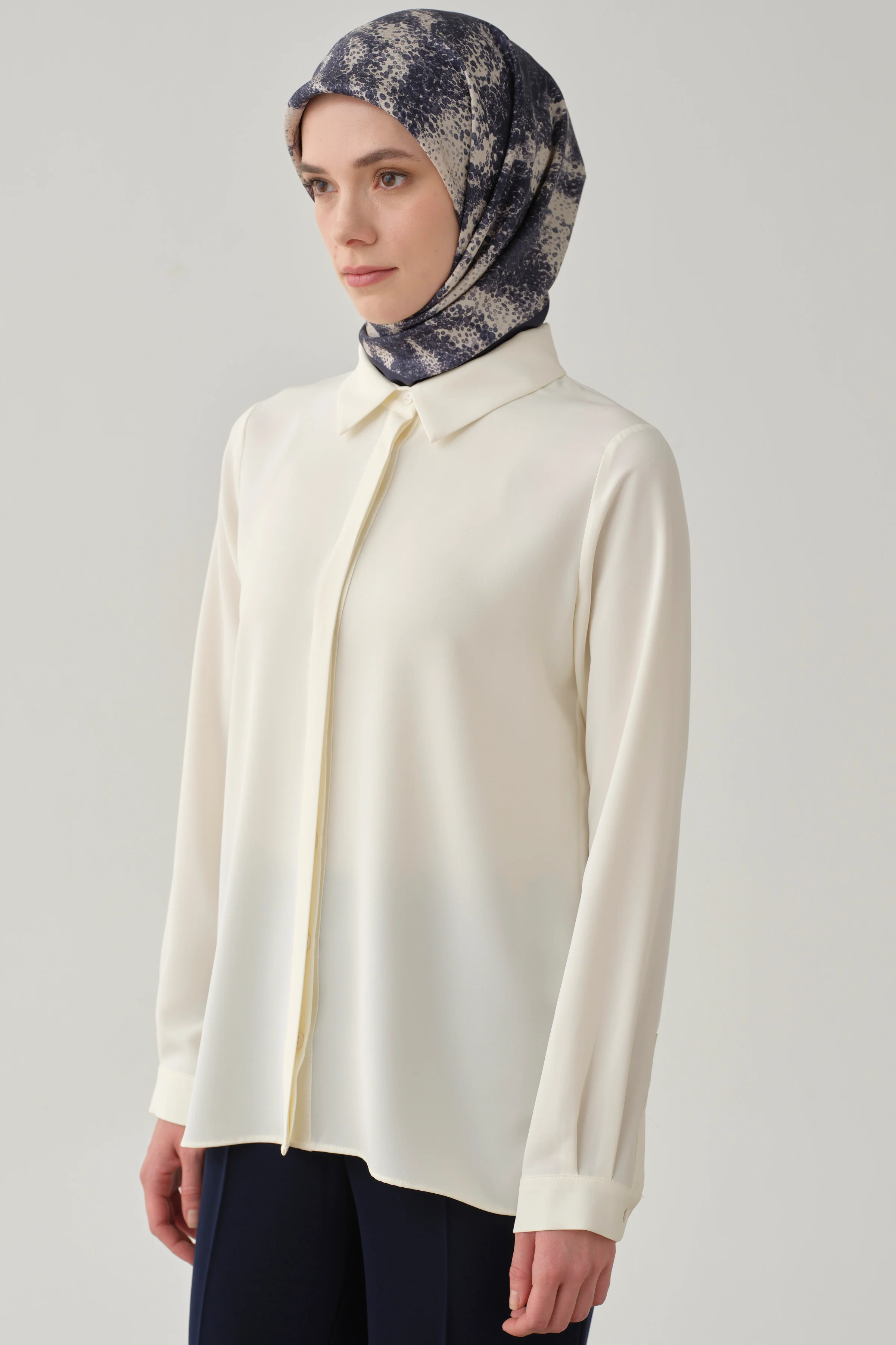 Chemise basique à patte de boutonnage cachée - Écru - Image 5