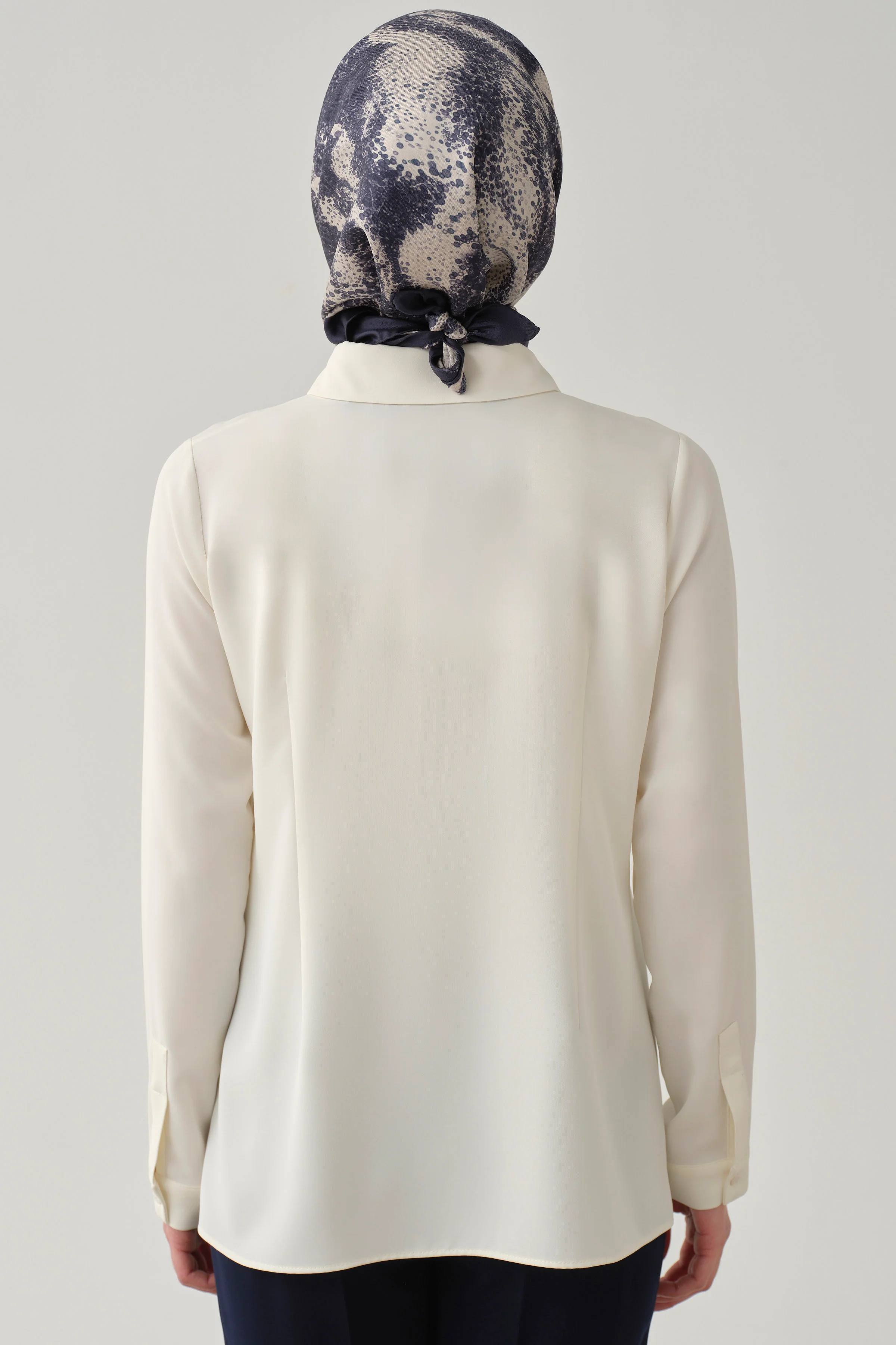 Chemise basique à patte de boutonnage cachée - Écru - Image 6