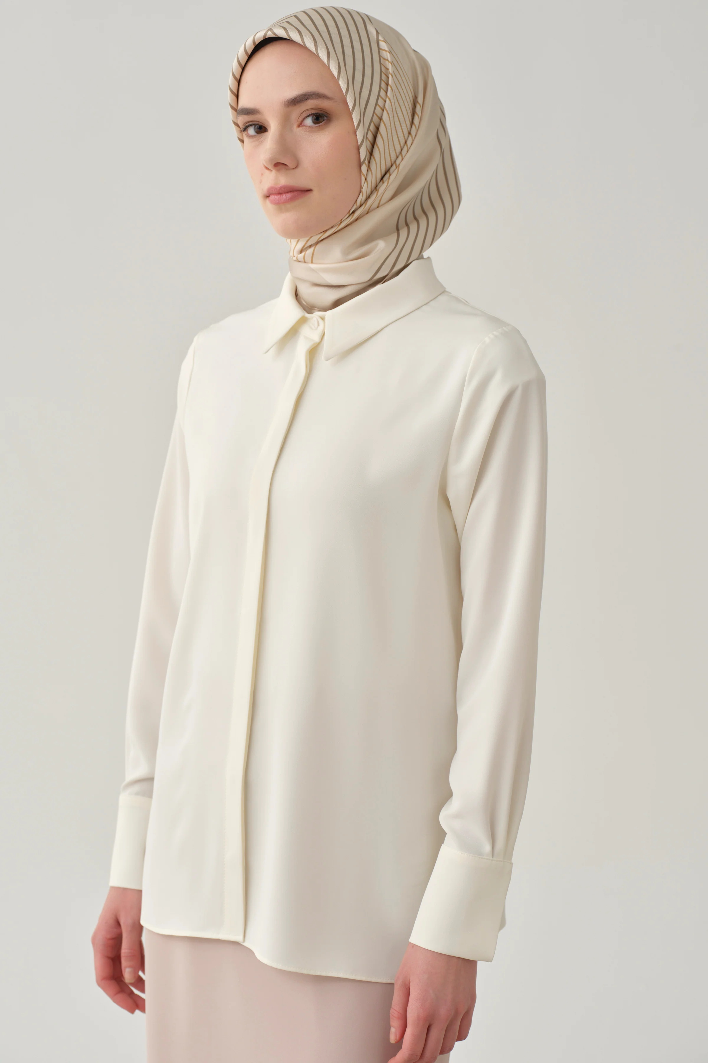 Chemise basique à patte de boutonnage cachée - Écru - Image 3