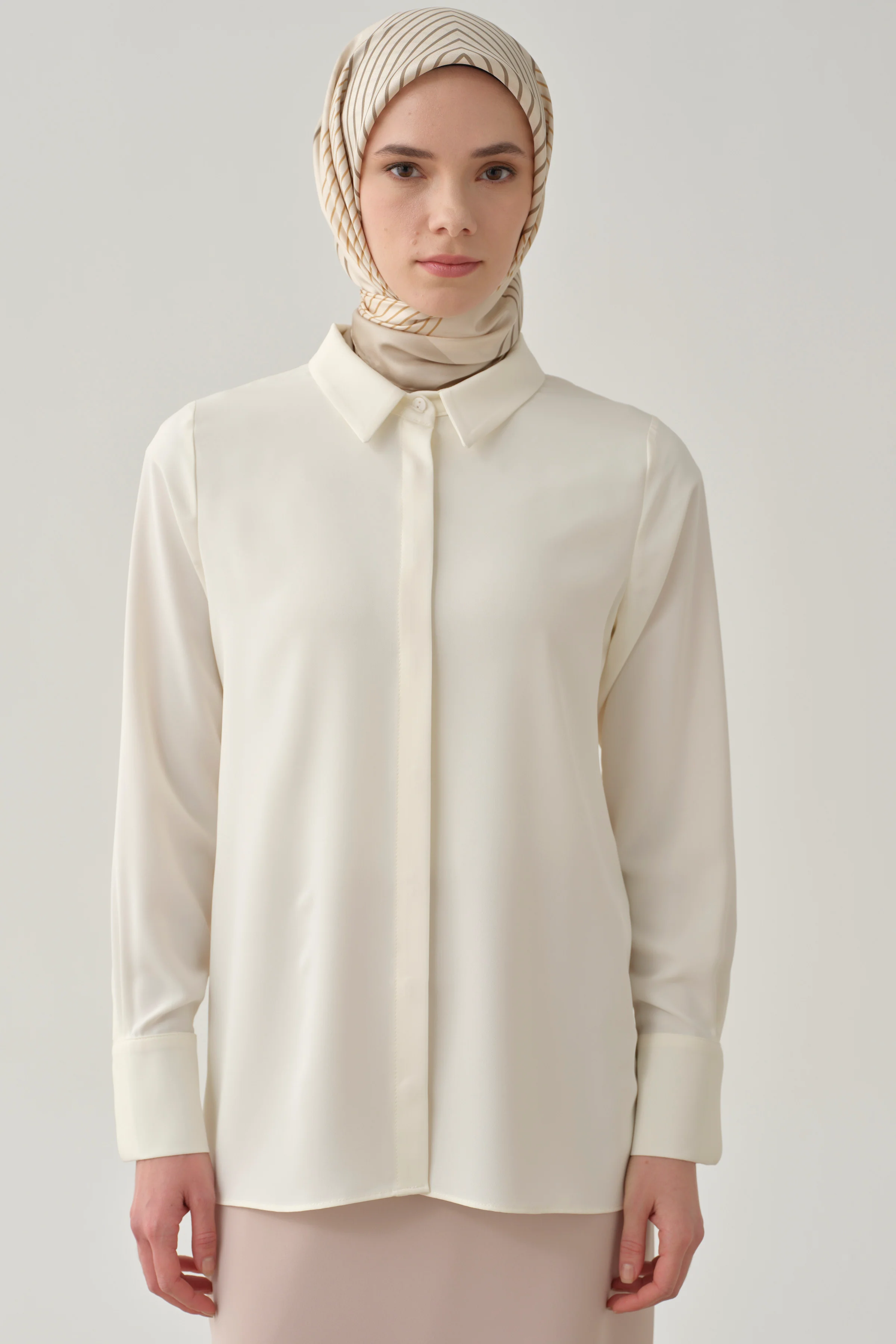 Chemise basique à patte de boutonnage cachée - Écru - Image 5