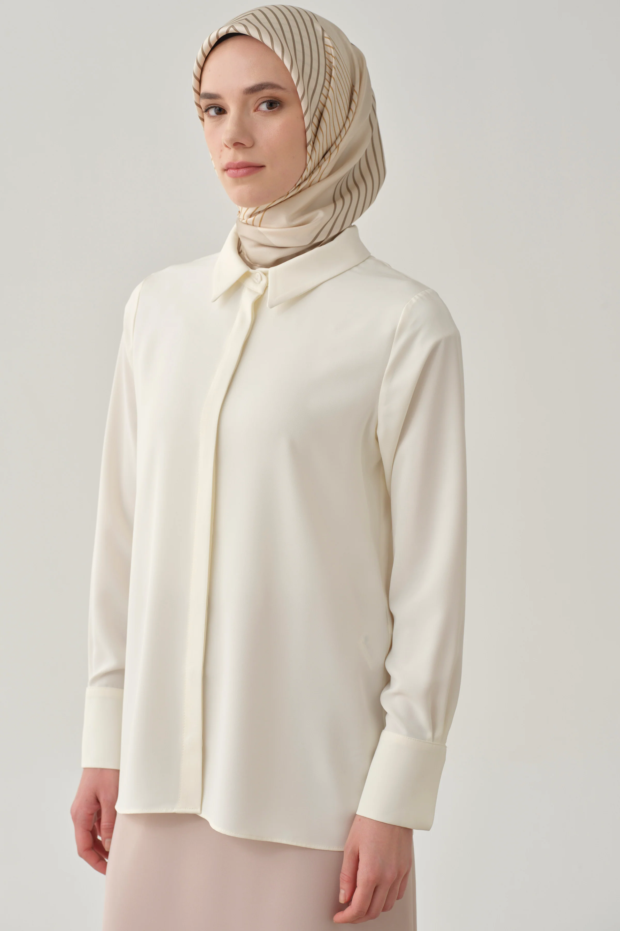 Chemise basique à patte de boutonnage cachée - Écru - Image 6