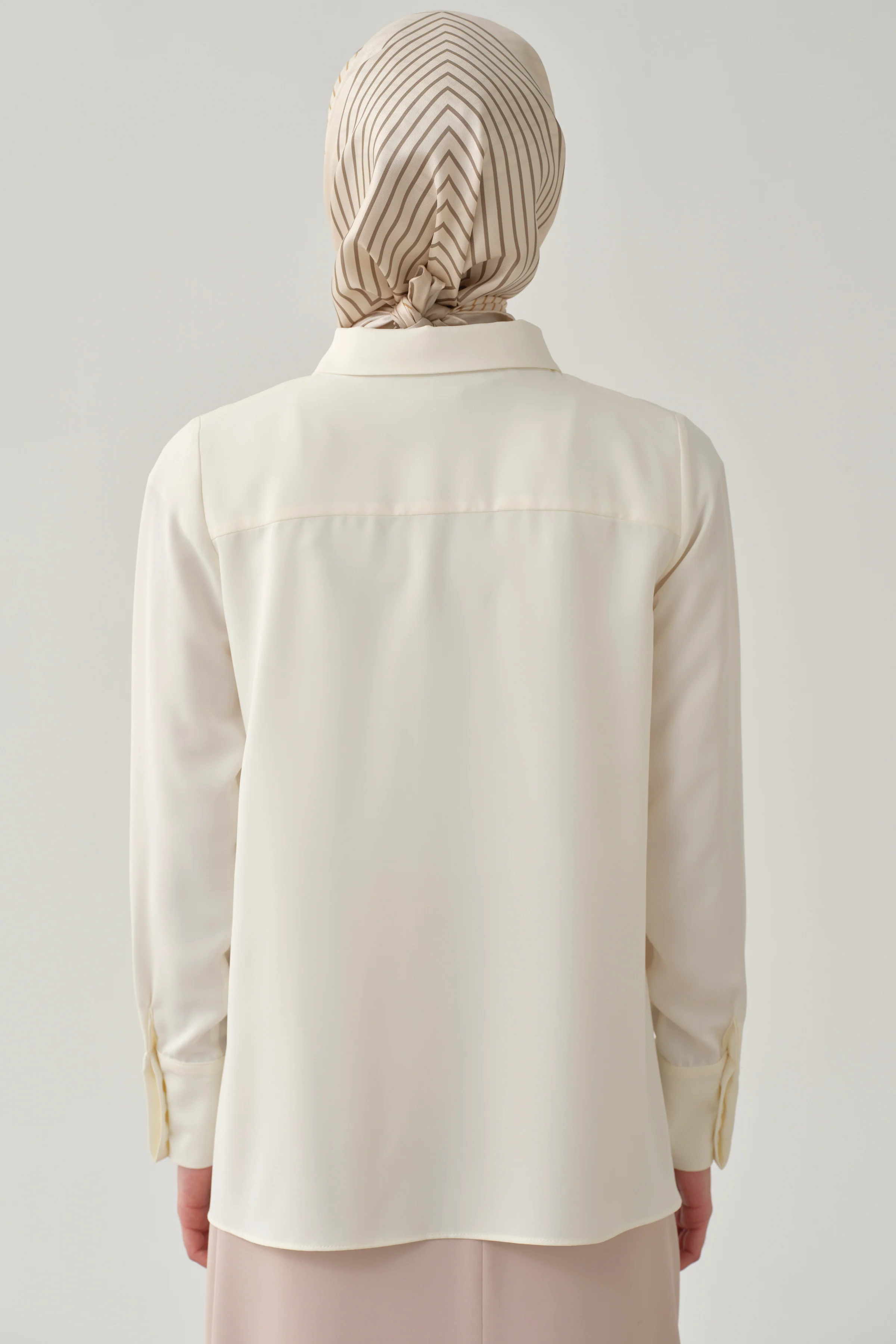 Chemise basique à patte de boutonnage cachée - Écru - Image 7