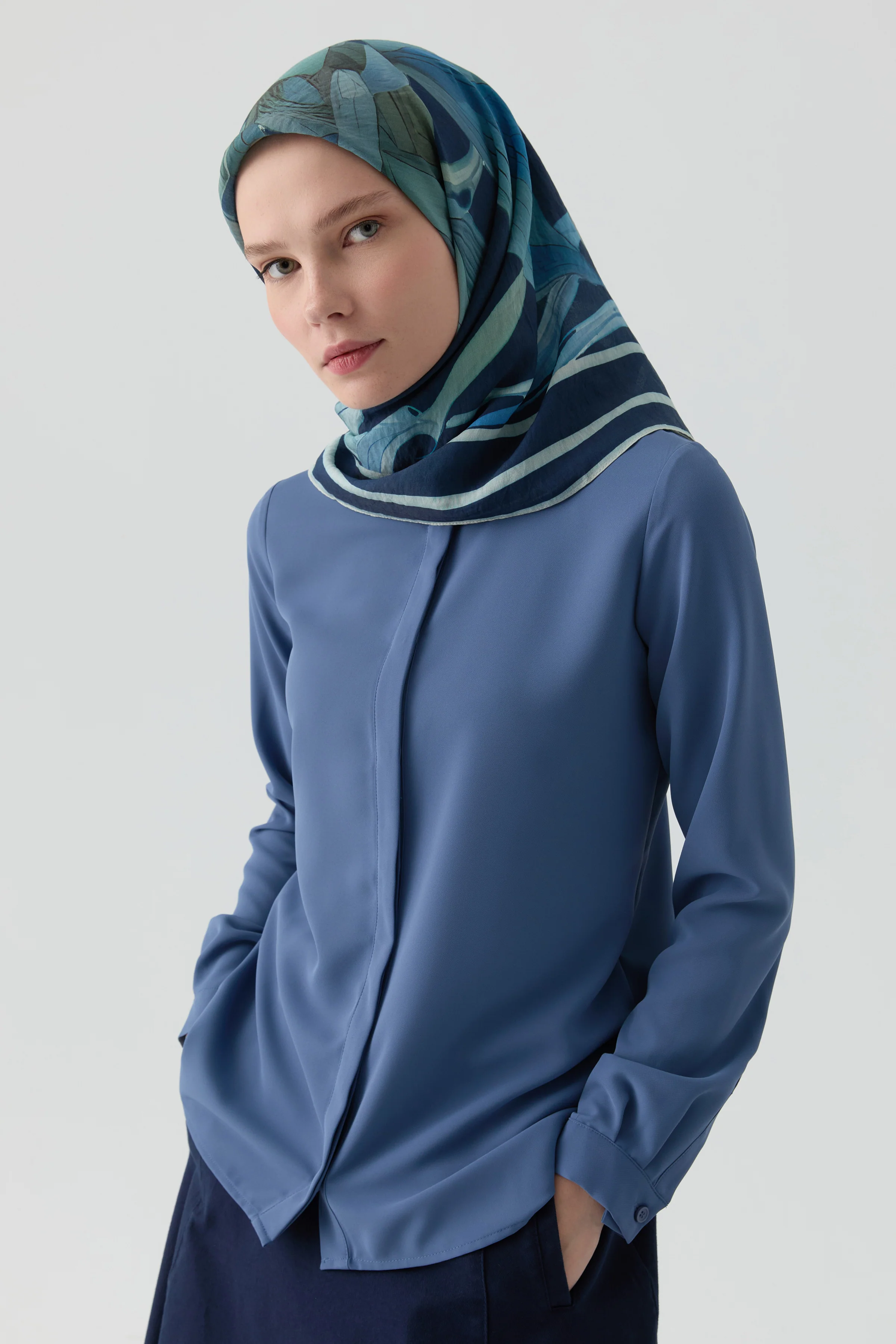 Chemise basique à patte de boutonnage cachée - Indigo - Image 3