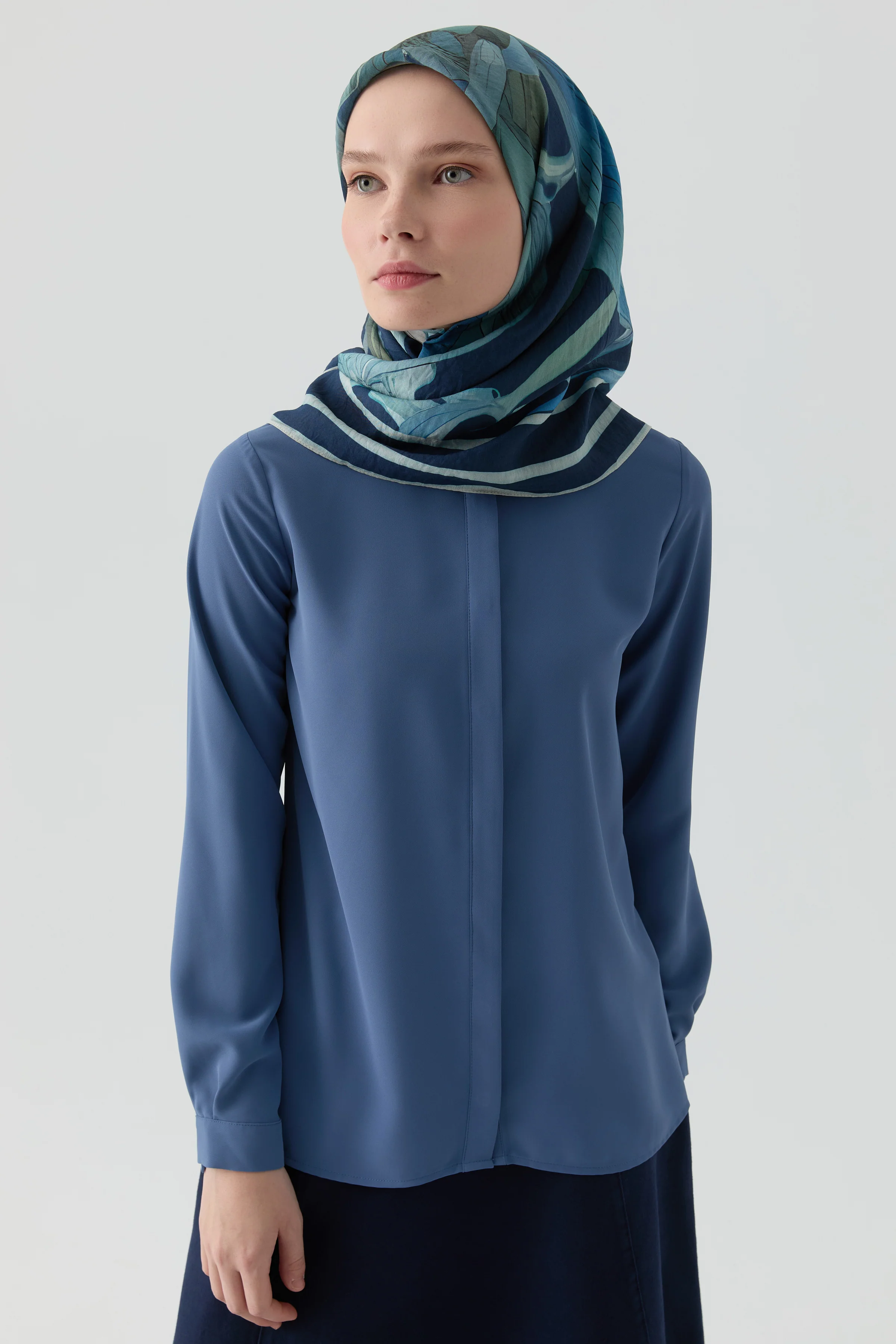 Chemise basique à patte de boutonnage cachée - Indigo - Image 4