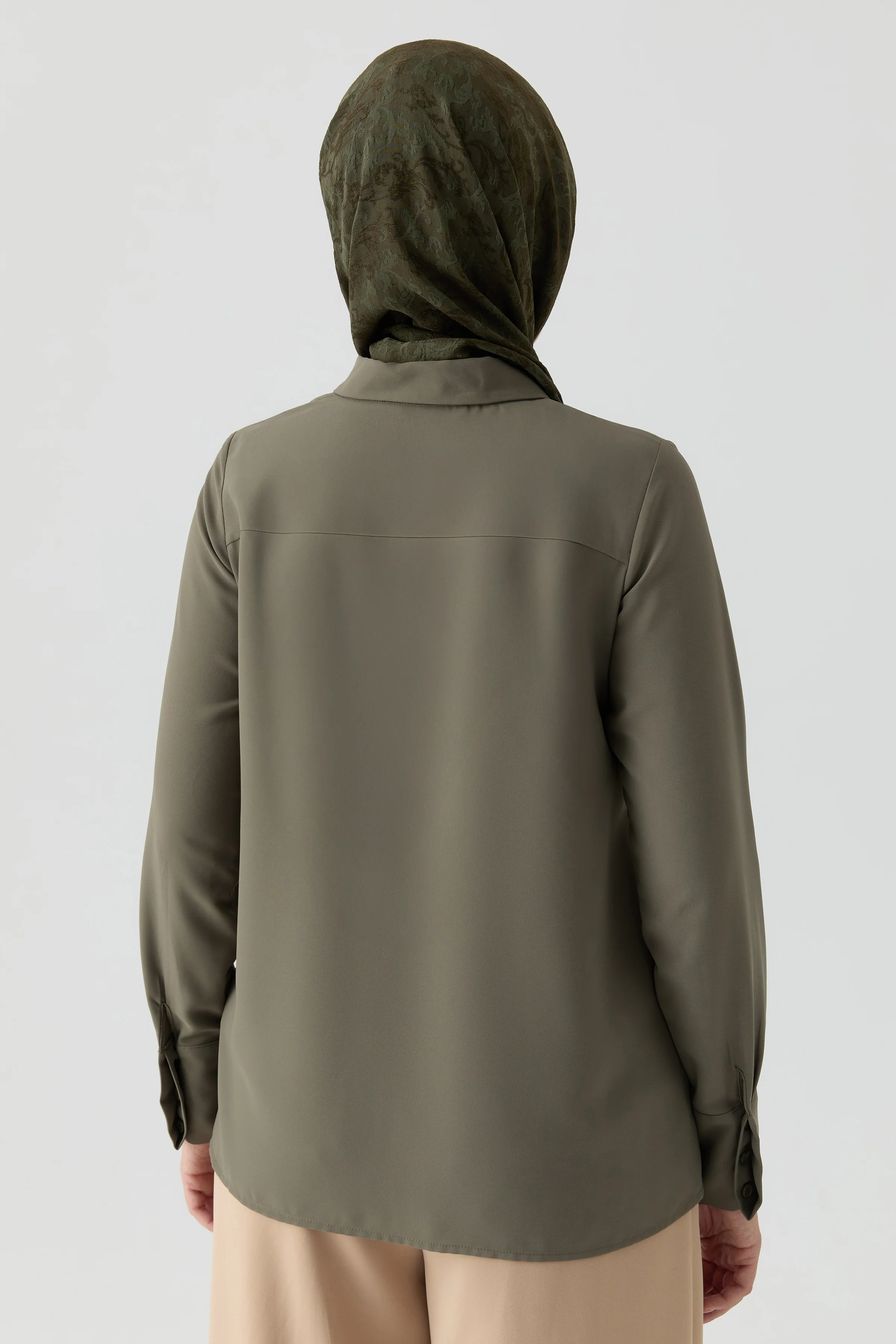 Chemise basique à patte de boutonnage cachée - Kaki - Image 5