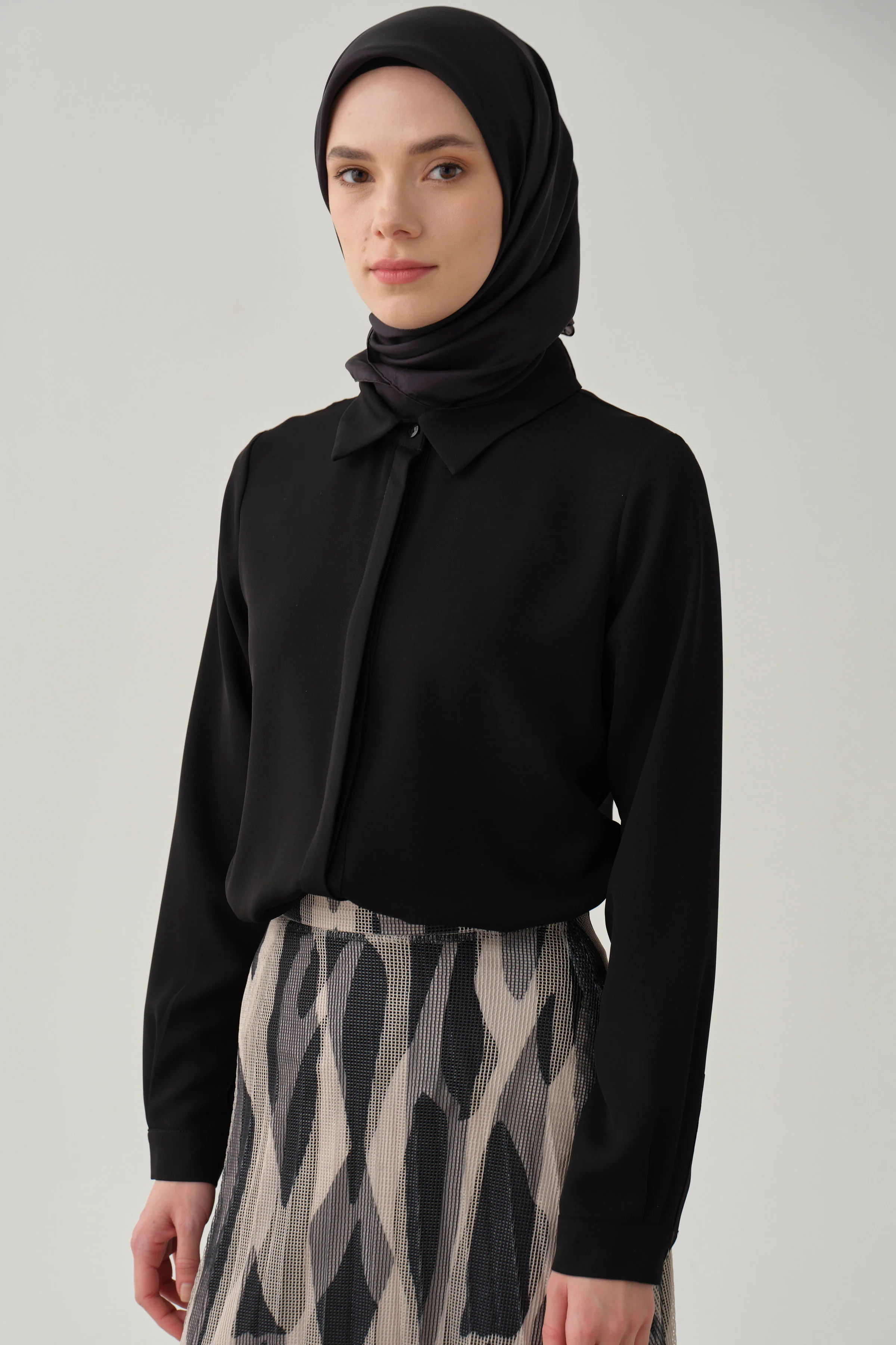 Chemise basique à patte de boutonnage cachée - Noir - Image 3