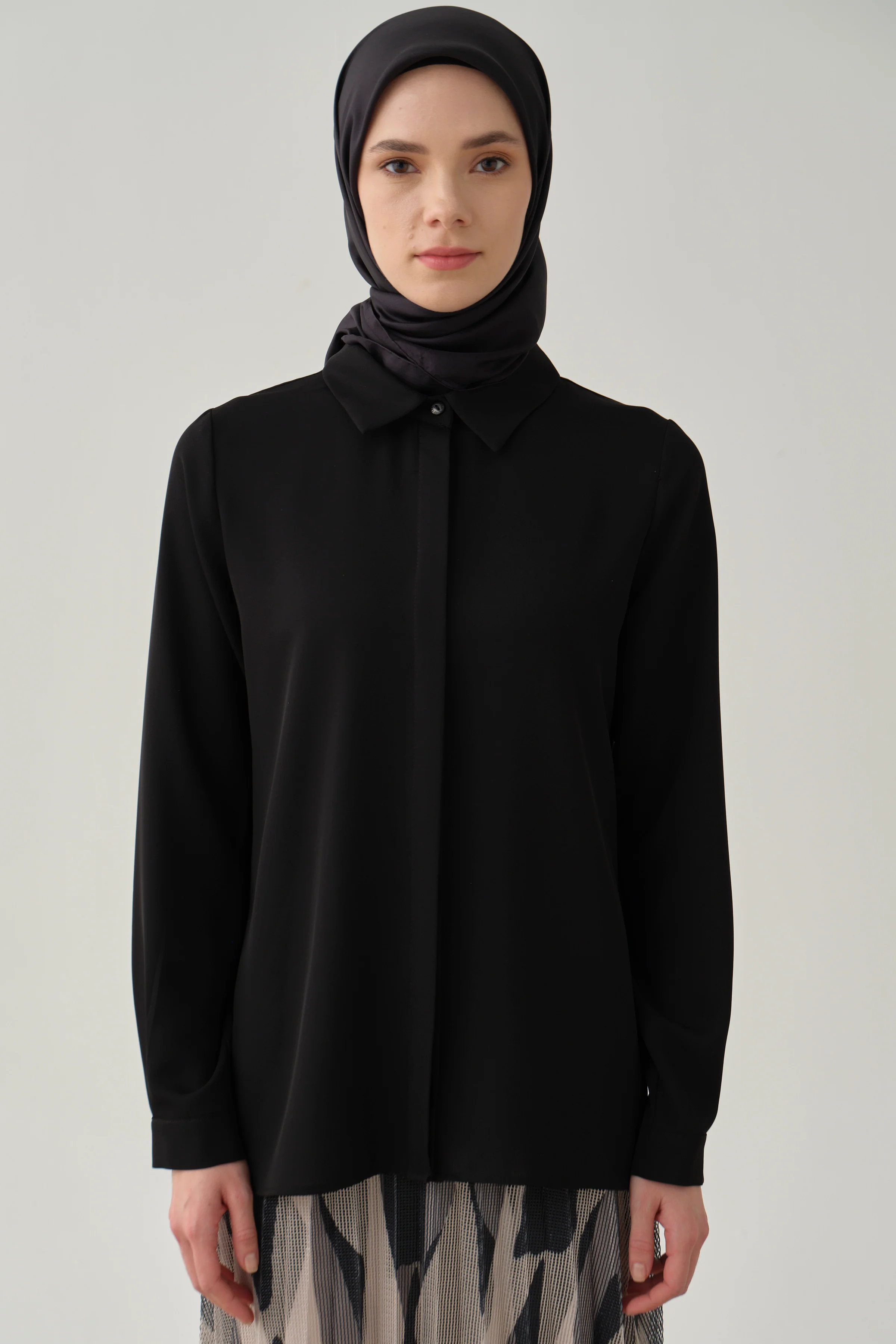 Chemise basique à patte de boutonnage cachée - Noir - Image 4