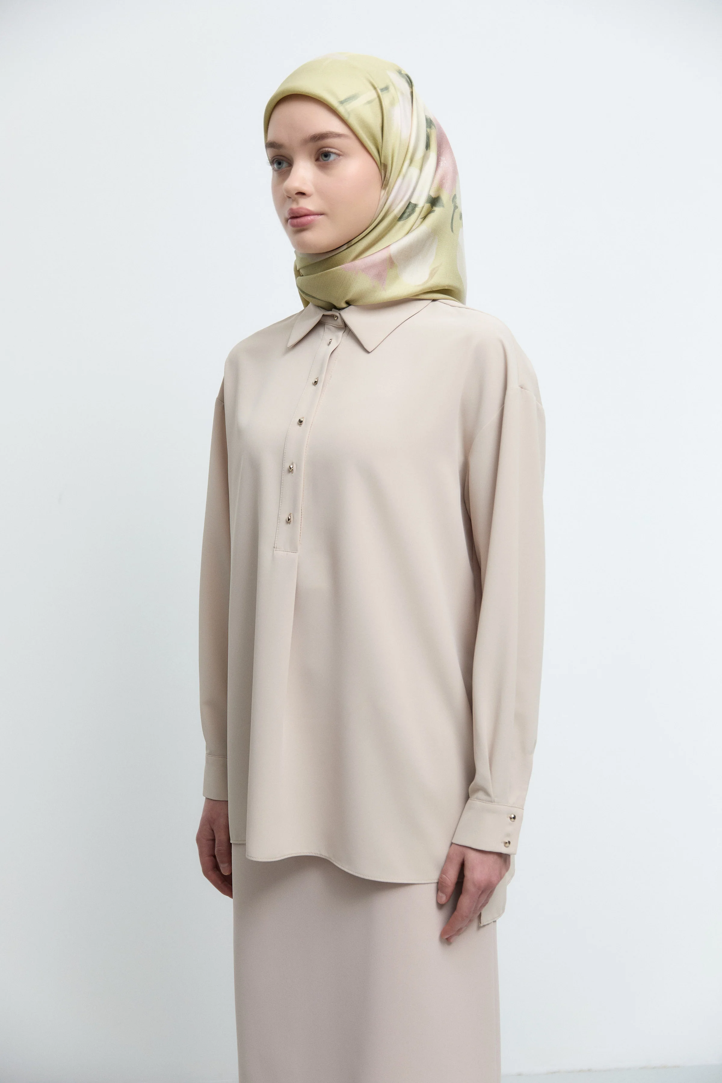 Chemisier à demi-boutonnage frontal - Beige - Image 4