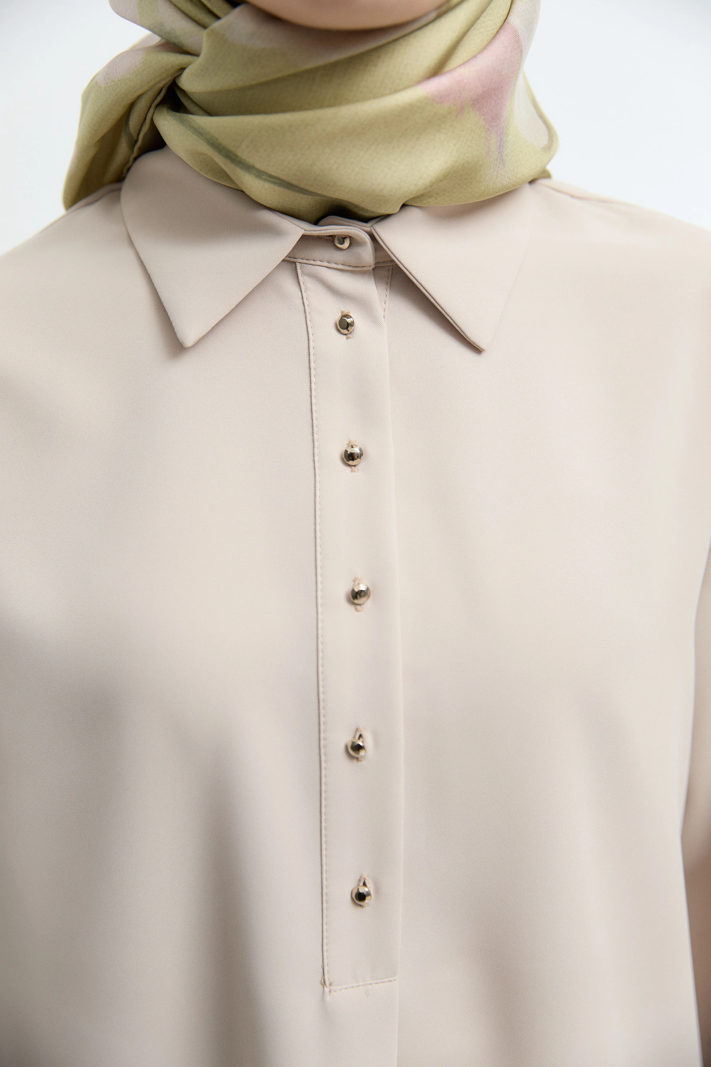 Chemisier à demi-boutonnage frontal - Beige - Image 5