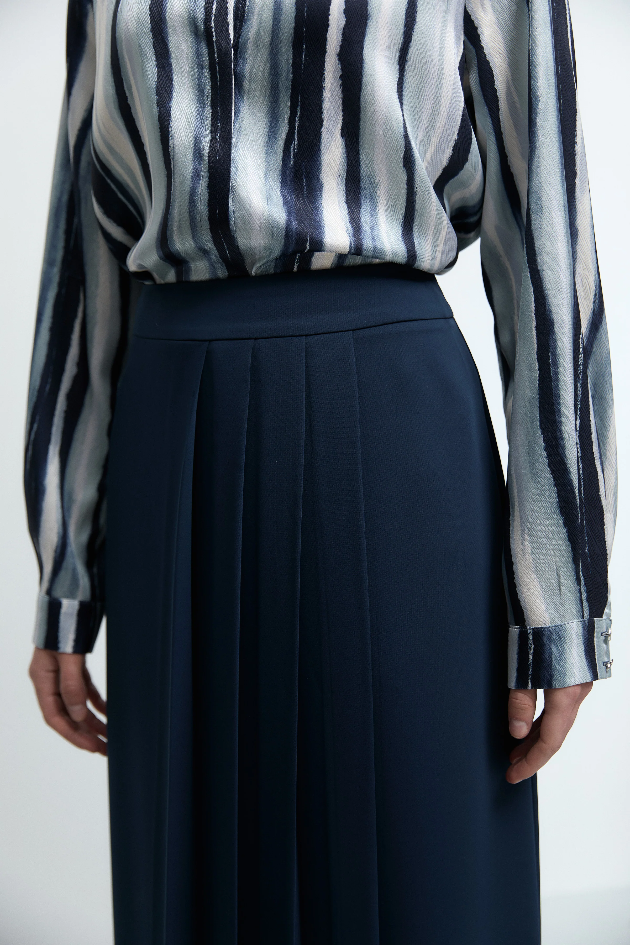 Jupe avec détail plié sur le devant - Blue marine - Image 3