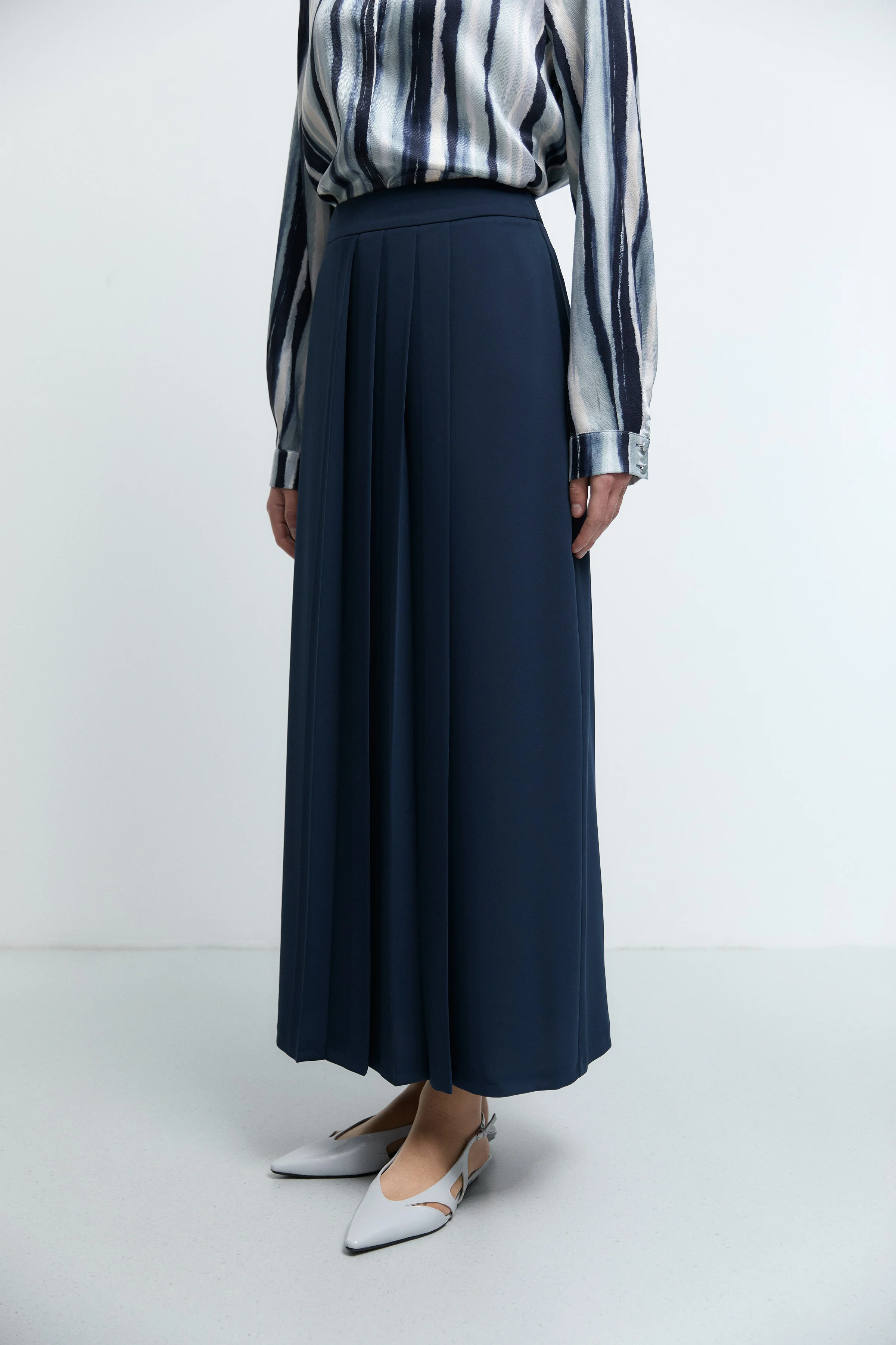 Jupe avec détail plié sur le devant - Blue marine - Image 5