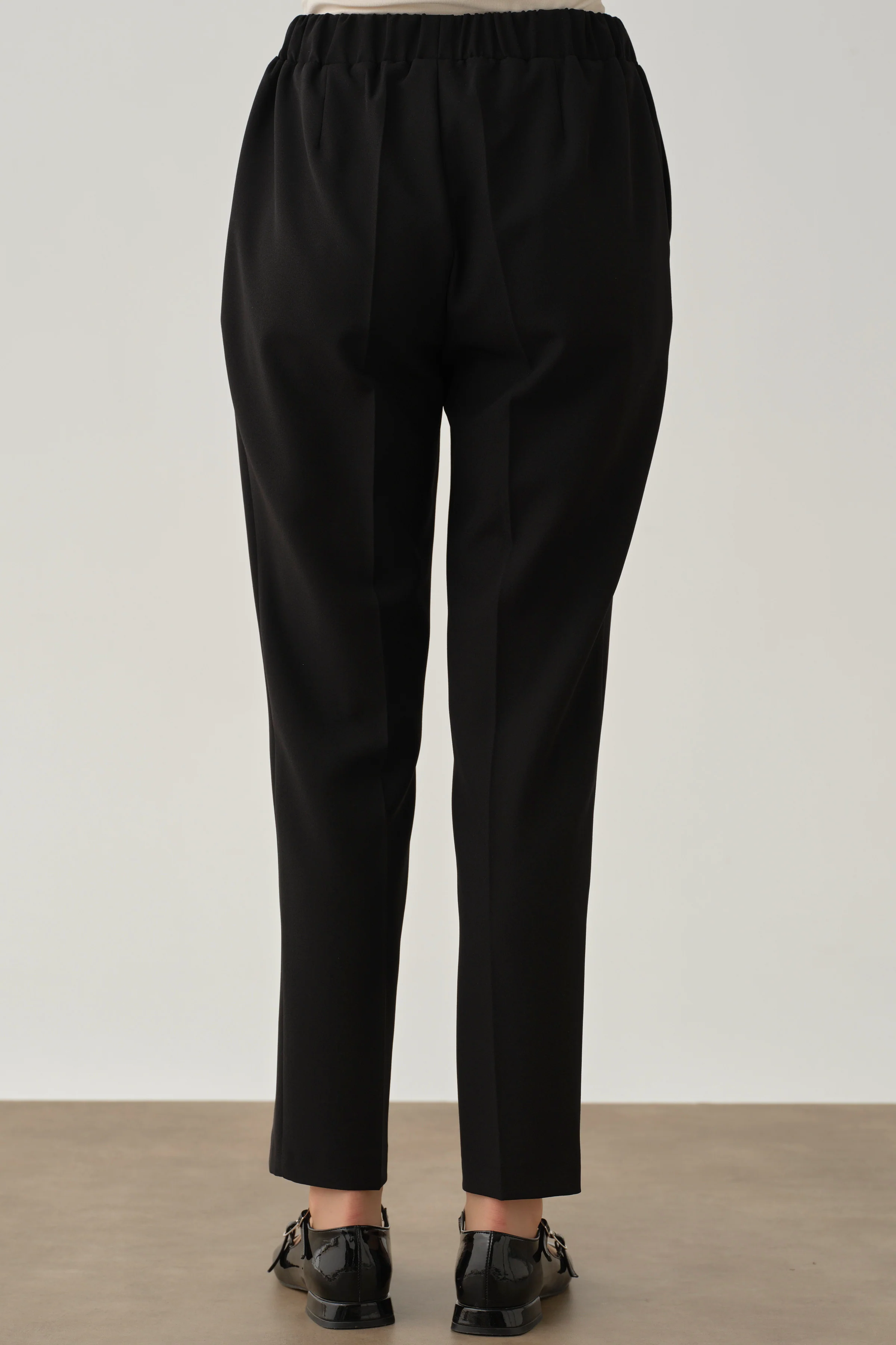 Pantalon carotte à taille élastiquée - Noir - Image 7