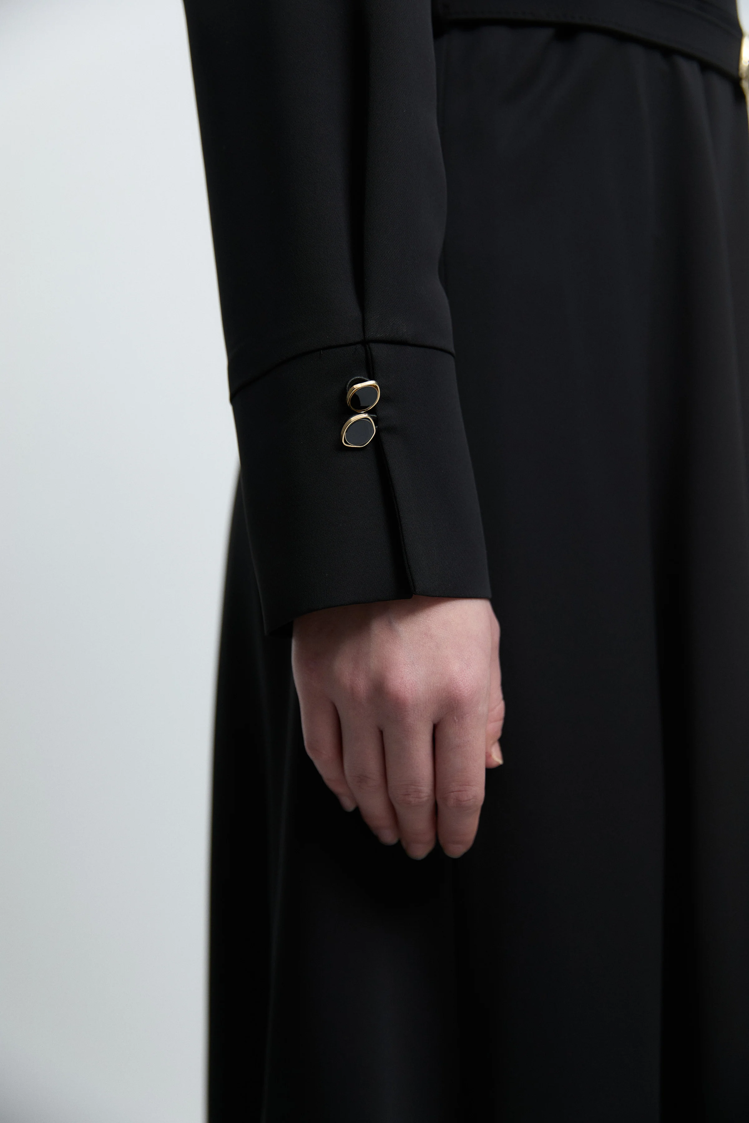 Robe avec détail boutons recouverts - Noir - Image 5